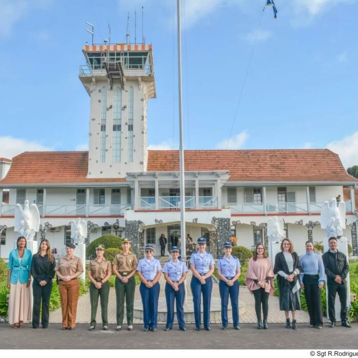 Clipping: 🌟 CERIMÔNIA NO CINDACTA II CELEBROU O DIA DA E DO ASSISTENTE SOCIAL E CONTOU COM A PRESENÇA DE ASSOCIADA ANJUD 🌟
Em 20 de maio de 2024, o Centro Integrado de Defesa Aérea e Controle de Tráfego Aéreo (CINDACTA II) realizou uma emocionante Cerimônia Militar em homenagem ao Dia da e do Assistente Social. O evento contou com a presença da representante do Conselho Federal de Serviço Social, conselheira Karen Albini, e do CRESS-PR, o conselheiro Marcelo Nascimento de Oliveira.
Marcelo destacou que essa cerimônia representou um marco importante na valorização da inserção profissional da e do assistente social em diversos espaços ocupacionais. Estratégias foram traçadas para defender e valorizar o exercício profissional, especialmente em áreas historicamente pouco conhecidas ou com resistências à profissão.
A relação entre as entidades (CFESS-CRESS) e o CINDACTA II reforça o compromisso com a defesa da profissão e a ampliação de oportunidades no setor público e na defesa do Estado brasileiro. Em momentos de catástrofes, assistentes sociais atuam incansavelmente em operações para garantir a sobrevivência da população, como vimos no Rio Grande do Sul. Essa cerimônia foi uma oportunidade para reafirmar que o Serviço Social é essencial para o país e para apoiar os profissionais que enfrentam desafios ao expandir sua atuação em instituições como o CINDACTA II.
A 1ª Tenente QOCon SSO e chefe da seção de Serviço Social, Daniele Trindade Vieira Farias, ressaltou a importância do trabalho dos assistentes sociais nas comunidades e na operacionalidade das instituições. Sensibilizar a população e os superiores sobre as atividades do Serviço Social é fundamental para promover qualidade de vida e eficiência das equipes.
O evento também contou com a participação da assistente social judiciária Vanessa Dorada Mikoski, associada à ANJUD. A atuação desses profissionais é essencial para construir uma sociedade mais justa e humana. 👏🏽🌟
#AssistenteSocial #ValorizaçãoProfissional #ANJUD
Fonte: Notícias por CRESS-PR https://cresspr.org.br/