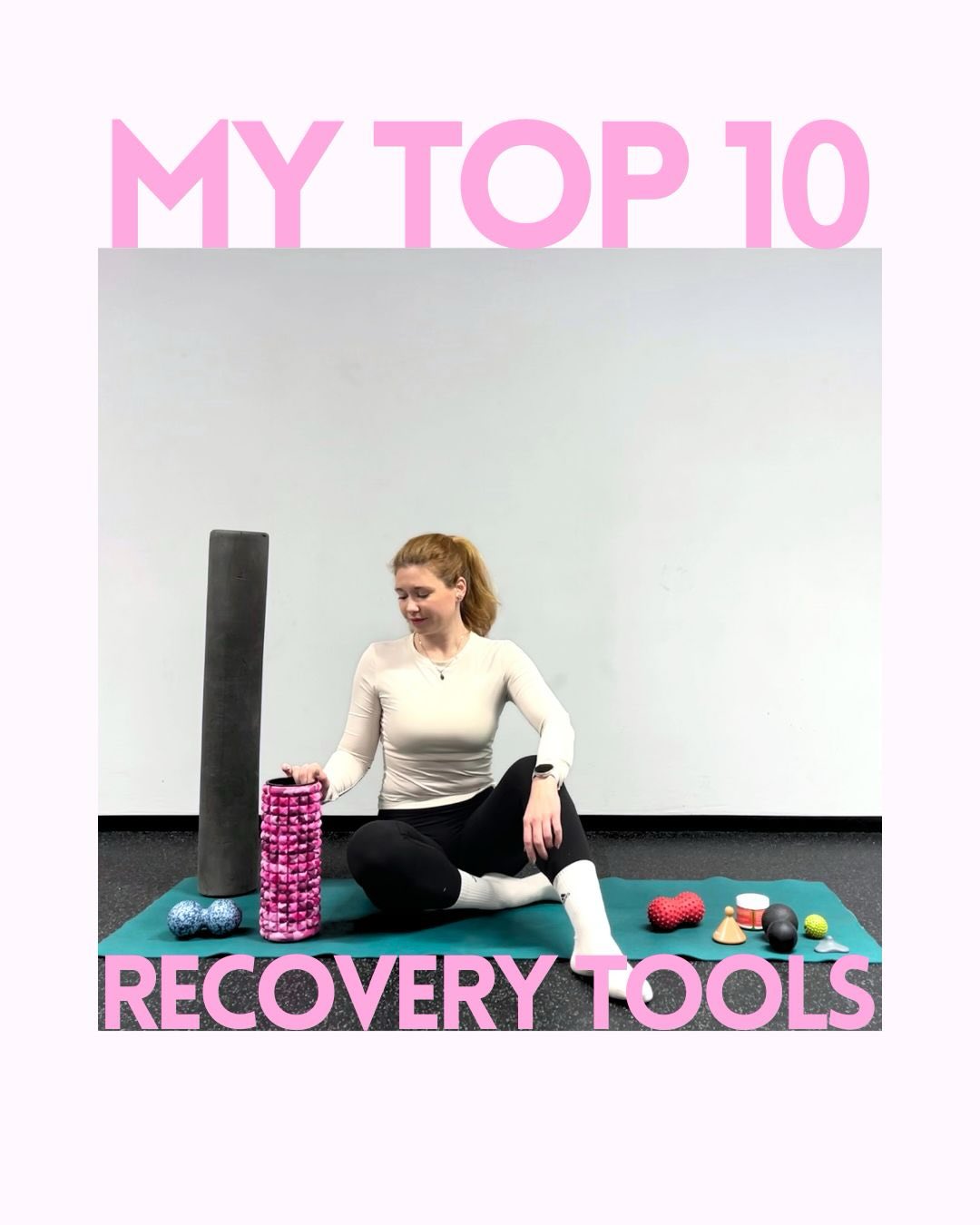 Mých TOP 10 pomůcek na strečink a regeneraci 💫
1. Masážní válec - samozřejmě! Nejraději mám dlouhý pilates z @decathloncz a měkký růžový od @kine_max
2. Dvojmíček
3. Kužel - používám @triggerdinger_mobility
4. Odporová guma - dlouhá i krátká, hodí se všechny :)
5. Míček - všechny možné, ale hlavně ať jsou tvrdé
6. Flossing - pokročilejší technika, gumu mám od @athleticaestheticswear
7. EMS podložka - koupeno na Alze, mají spoustu různých (na moje ostruhy to bylo hodně super)
8. Masážní krém - současný favorit @weledacz
9. Masážní pistole
10. Sportovní masáž - není to sice pomůcka, ale je to nejlepší a nejdůležitější ze všeho. Na masáže chodím jedině k @kuchynkak