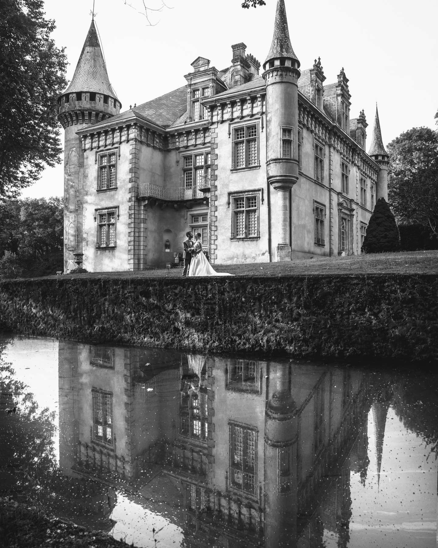 Just❤️ & a castle... #whatelse?
Crédit photos : @oscarmagalhaesphotography
#lovepic #weddingdayfrance #frenchlover #weddingfrance