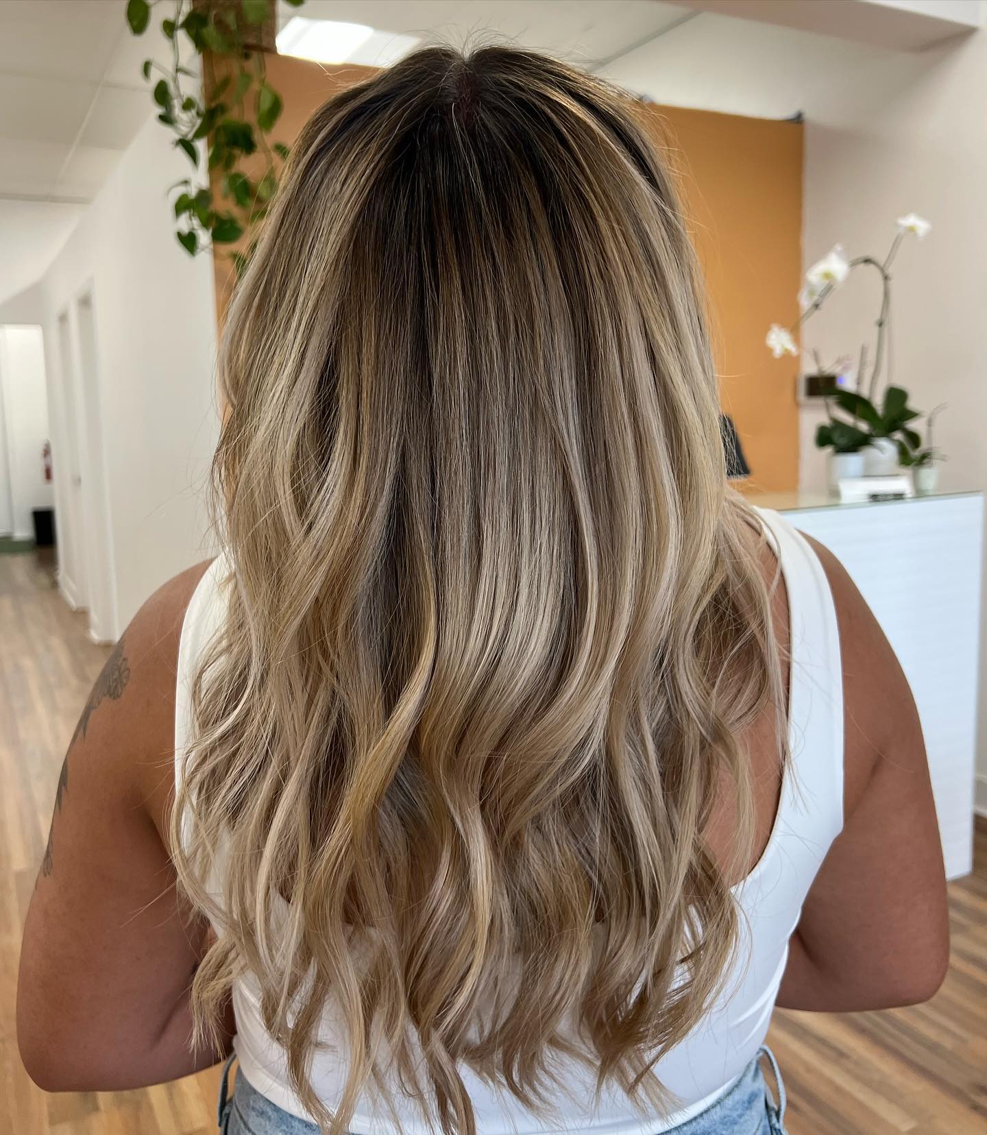 Embracing Fall Vibes with this Buttery Soft Melt! 🍁✨ Transitioning into the cozy season has never looked so good. 🍂🌼 Hair by the talented Cinthia, who works her magic every single time! Book your appointment now and let us make your autumn dreams come true!
@cinthiaramirez_hairstudio
@knchairstudio