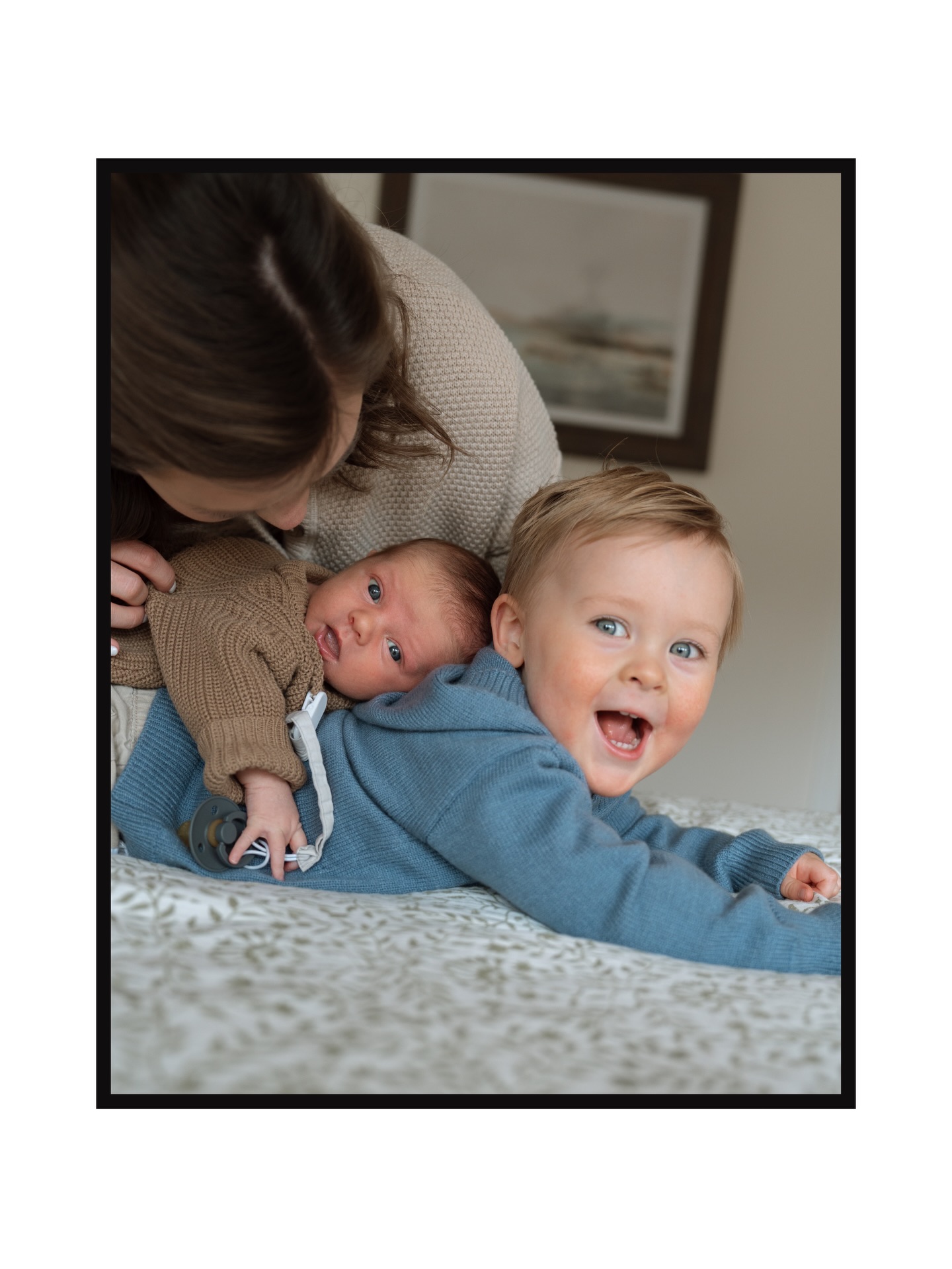 The Anderson’s sweet crew of 4 🥹 going on round three of family photos, but my first one with the newest addition!
Believe it or not, one of the first things I asked when I entered their house was if they had a ladder so I could take photos through the front window. Some of my favorite newborn photos of all time!