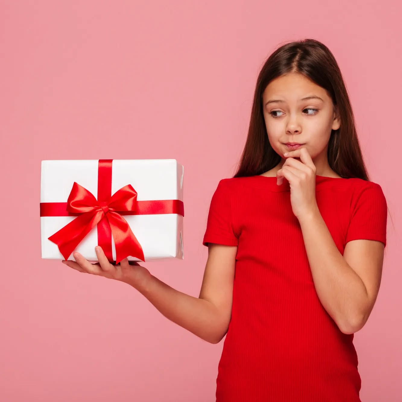 Geschenke stoppen! 🎁
Tipp Nr. 7: Wenn das Chaos zuhause überhandnimmt und viel zu viele Spielsachen verstreut sind, dann kann das auch an zu vielen Geschenken liegen. Deshalb ist es die Aufgabe die Eltern, Geschenke mit ganz viel Bedacht auszuwählen. Und Geschenke von Großeltern, Tanten, Onkeln und der restlichen Verwandtschaft rigoros zu stoppen! Ein gut ausgewähltes Gemeinschaftsgeschenk zum Geburtstag macht viel mehr Sinn, als ein kleines Paket von jeder einzelnen Person aus der Großfamilie. Auch wenn es vielen Erwachsenen wichtig ist, persönlich etwas zu überreichen, sollte man Kinder nicht mit zu vielen Geschenken überfordern. Vor allem, wenn diese dann sowieso nur rumliegen.
#kinderzimmer #kinderzimmerideen #kinderzeit #elternsein #glueckssachen #sparkjoy #konmari #mariekondo #konmariconsultant #magiccleaning #ordnung #ordnungscoach #ordnungsberatung #aufräumen #ausmisten #entrümpeln #organisieren #ordnungshilfe #linz #leonding #oberösterreich
Image by drobotdeana on freepik