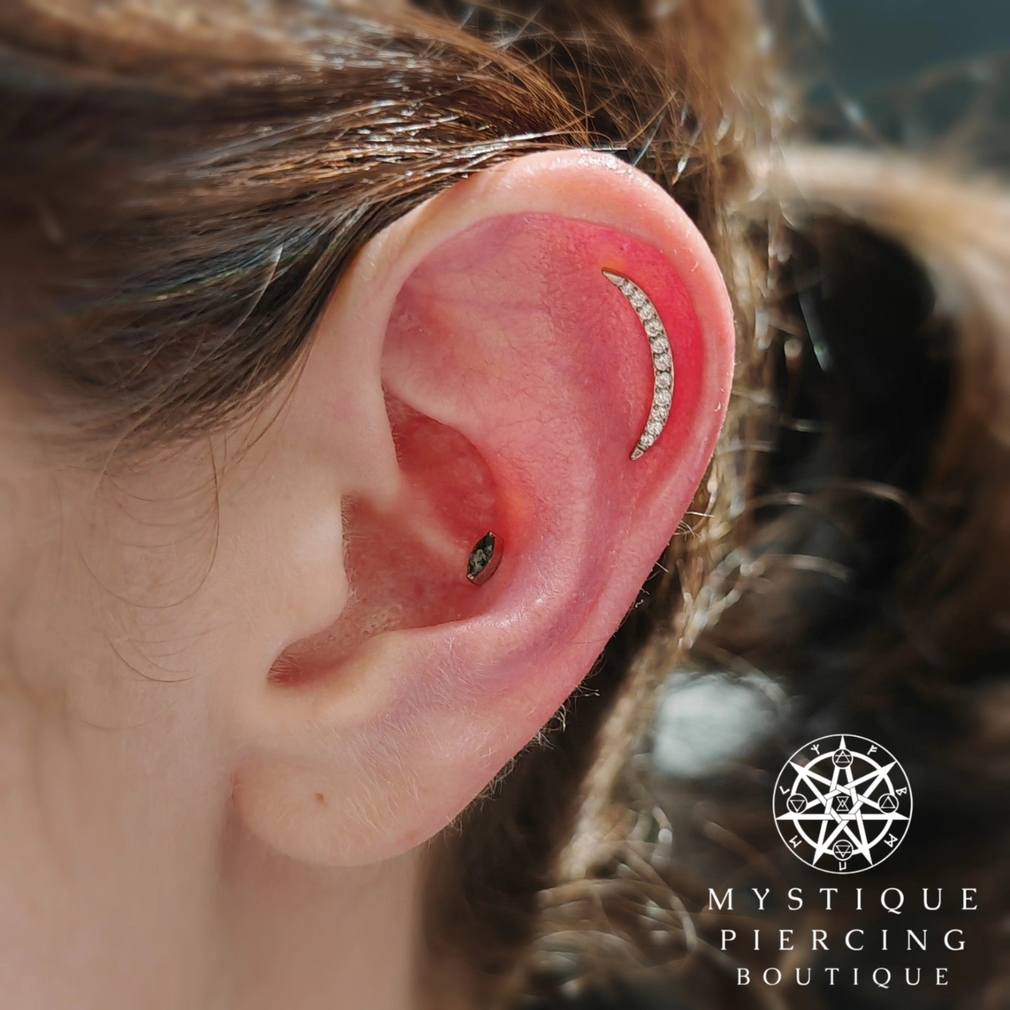 We've been waiting to use this piece since the day it arrived! And finally one of the clients had a perfect anatomy for such statement piece ❤️
Jewellery: Athena from @tremunpiercing
Piercer: @symbiotic_piercing @paid2stab
Using: @probodyart @purklenz
Aftercare: @neilmedpiercingaftercare