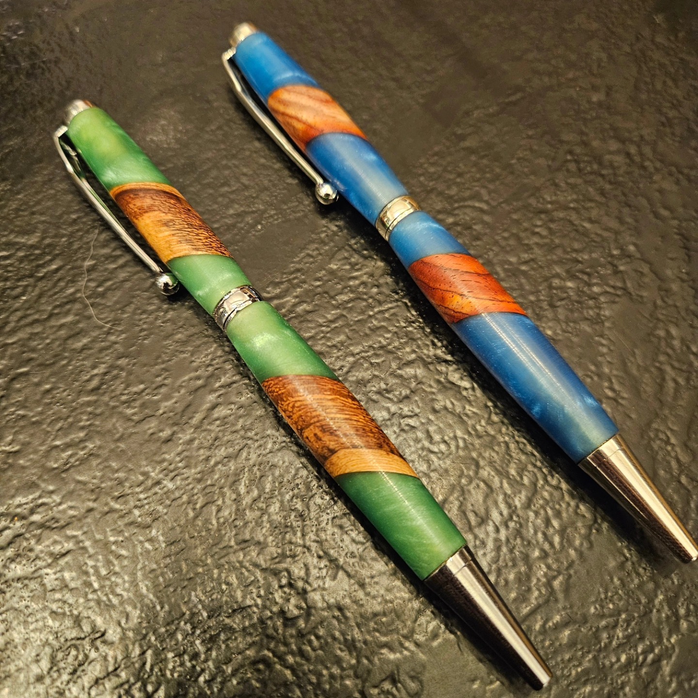 Derniers stylos sortis de nos atelier !
#artisanatfrancais #lafabricdard #woodturning #woodworking #epoxyart #epoxyresin #wood #autoentrepreneur