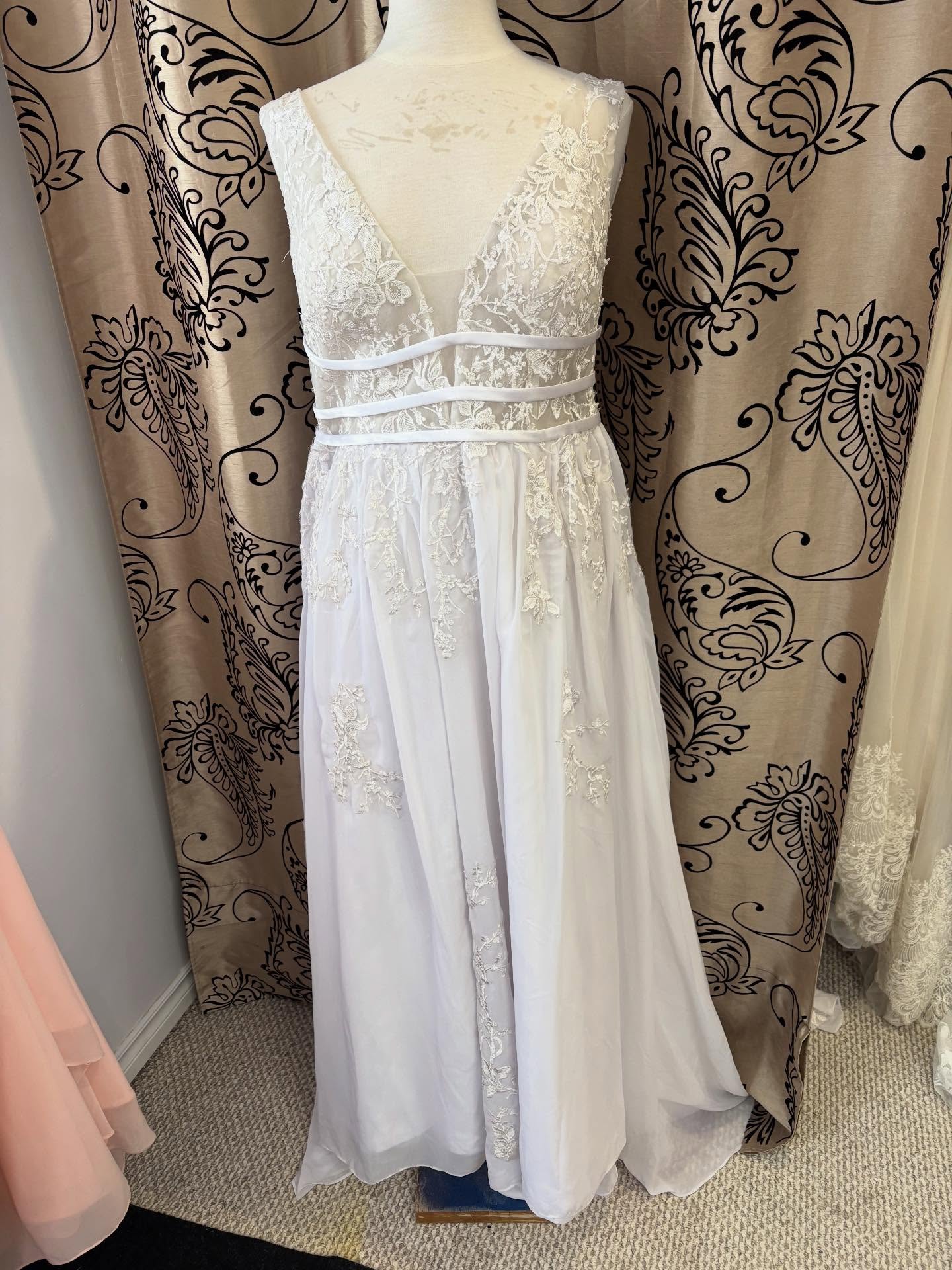 Here comes the bride!
Size 16
Hemmed to 5’8”
Colour: White
Retail price: $1,100.00
Consignment price: $250.00
DM if you’d like to purchase or book through the website if you’d like to come in to see what dresses we have on consignment!