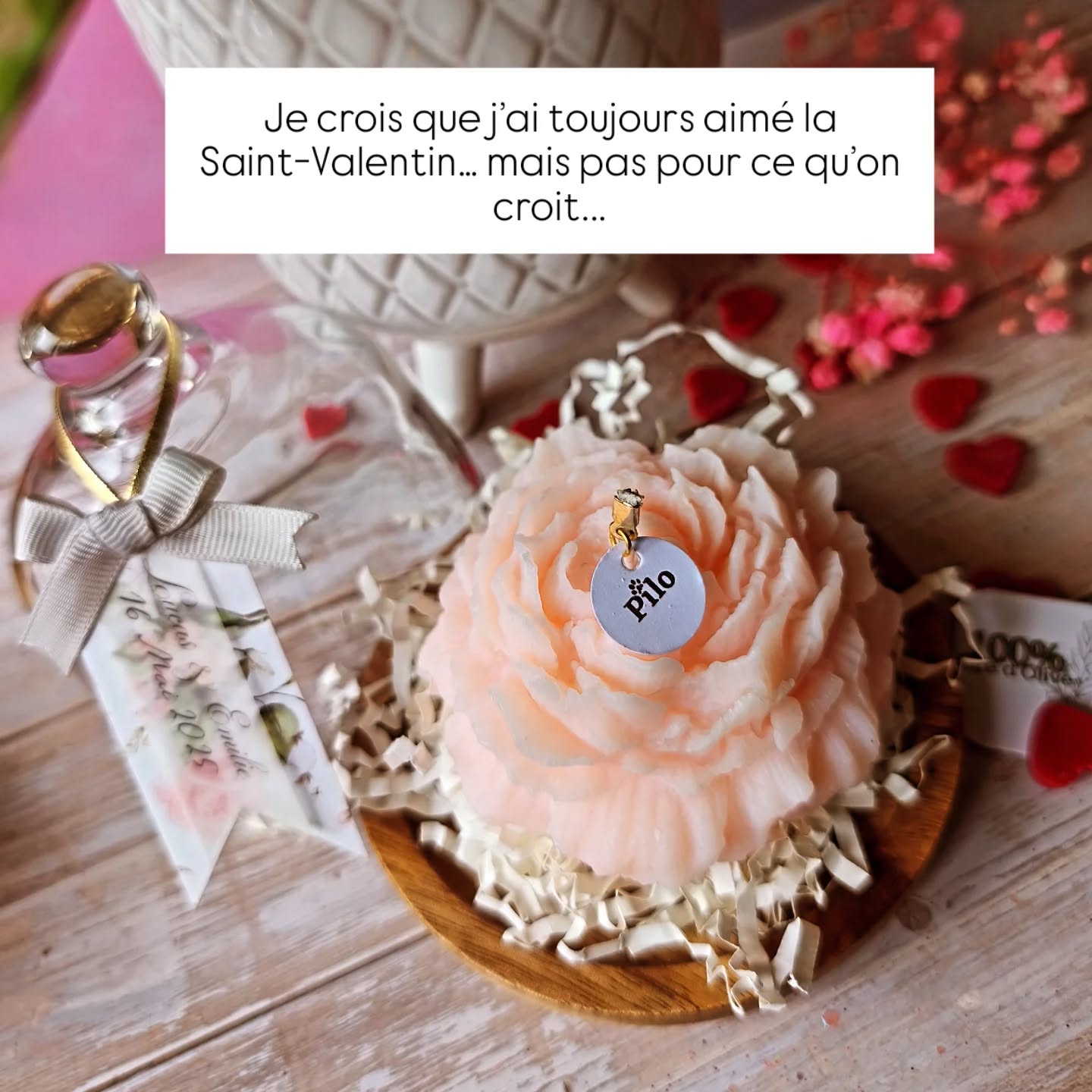 J’ai toujours aimé la Saint-Valentin…
pas pour les grands gestes,
mais pour les petites lumières.
Un mot qu’on ose enfin dire.
Une attention discrète.
Une ambiance qui change tout.
Cette nouvelle collection est née comme ça.
Comme un petit manège 🎠
on tourne, on choisit, on s’arrête sur celle qui nous ressemble.
Vous en pensez quoi ? ☺️
#saintvalentin #amour #bougie #bougiesartisanales #instadeco