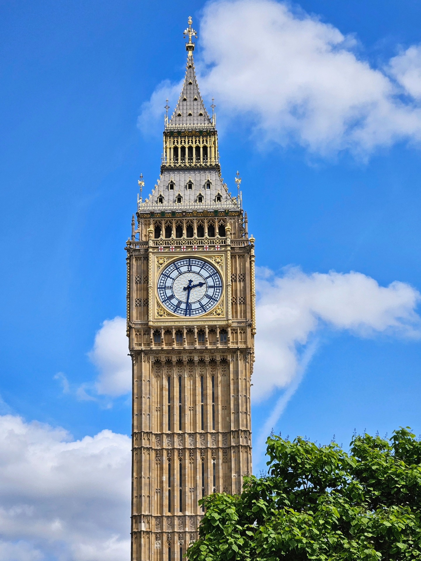 Usually, famous landmarks look more beautiful in photos than they do in person. But not with Big Ben.
The Great Bell of the Great Clock of Westminster blew me away. I was awestruck. It didn't matter if it was a grey or blue day. It stood there, in all it's glory. Beautiful and mighty at all times.
#London #BigBen #UK_greatshots