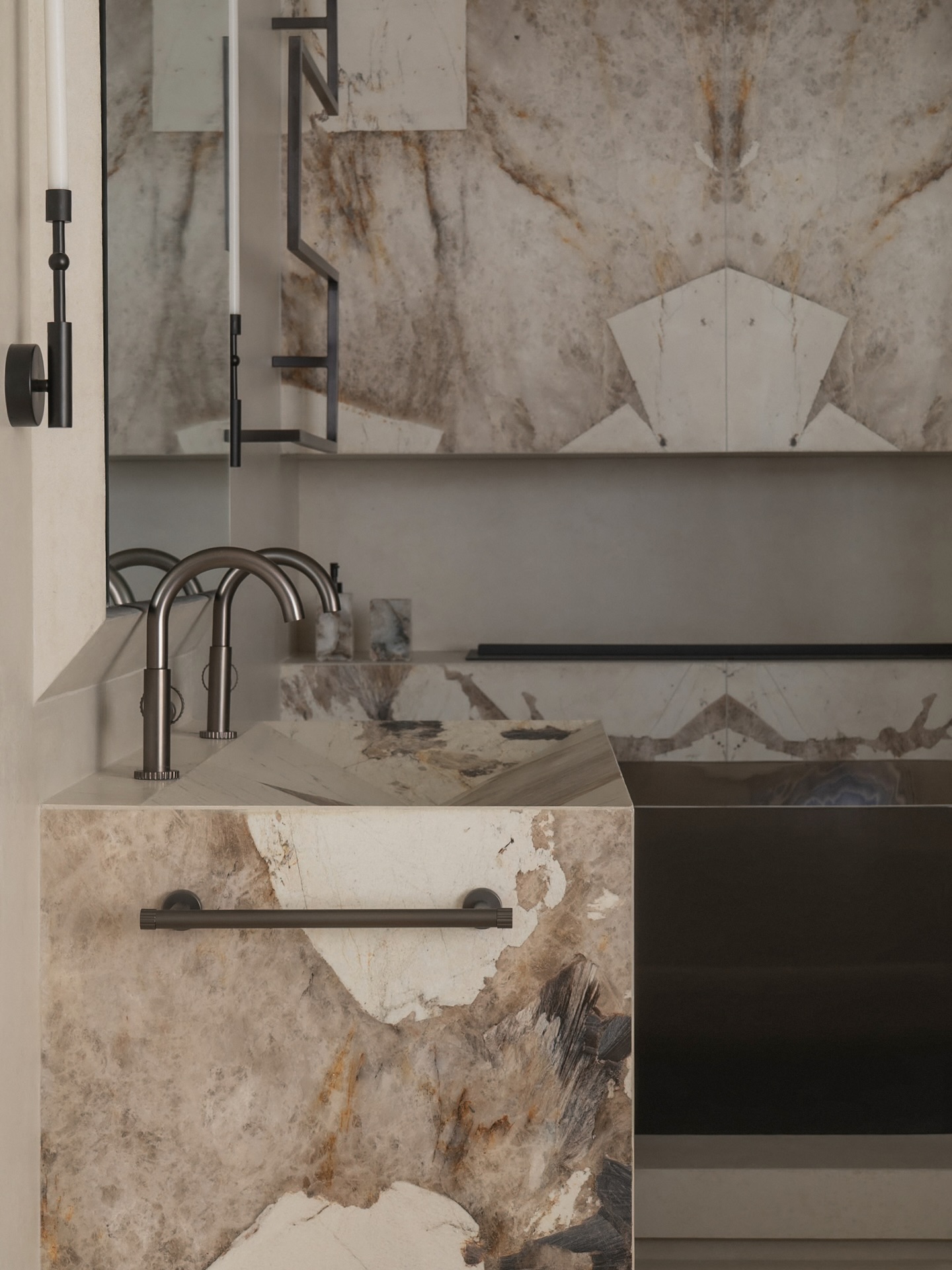 Harbour Home isn’t experienced all at once.
It’s felt in fragments — a shift in texture, a quiet junction of stone and wood, a pause between rooms.
Designed to be lived through, not looked at.
ꓚ I T I ꓛ
Design: @DOraTokaiDesigns
Project: Harbour Home
Photography: @CasaMiaVisuals
Bespoke furniture: @DOTobjects
#HarbourHome #DubaiInteriorDesign #SculpturalMinimalism #DesignStudio #InteriorArchitecture