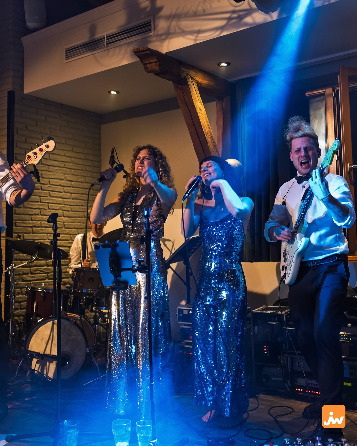 Es war uns eine Ehre dabei zu sein ✨🐧
danke an das Team des Balls der jungen Wirtschaft Schärding und an alle die mit uns getanzt haben!
@wirtschaftsball.2026
#tanzmusik #ballsaison #ballband #ballmusik #eventband