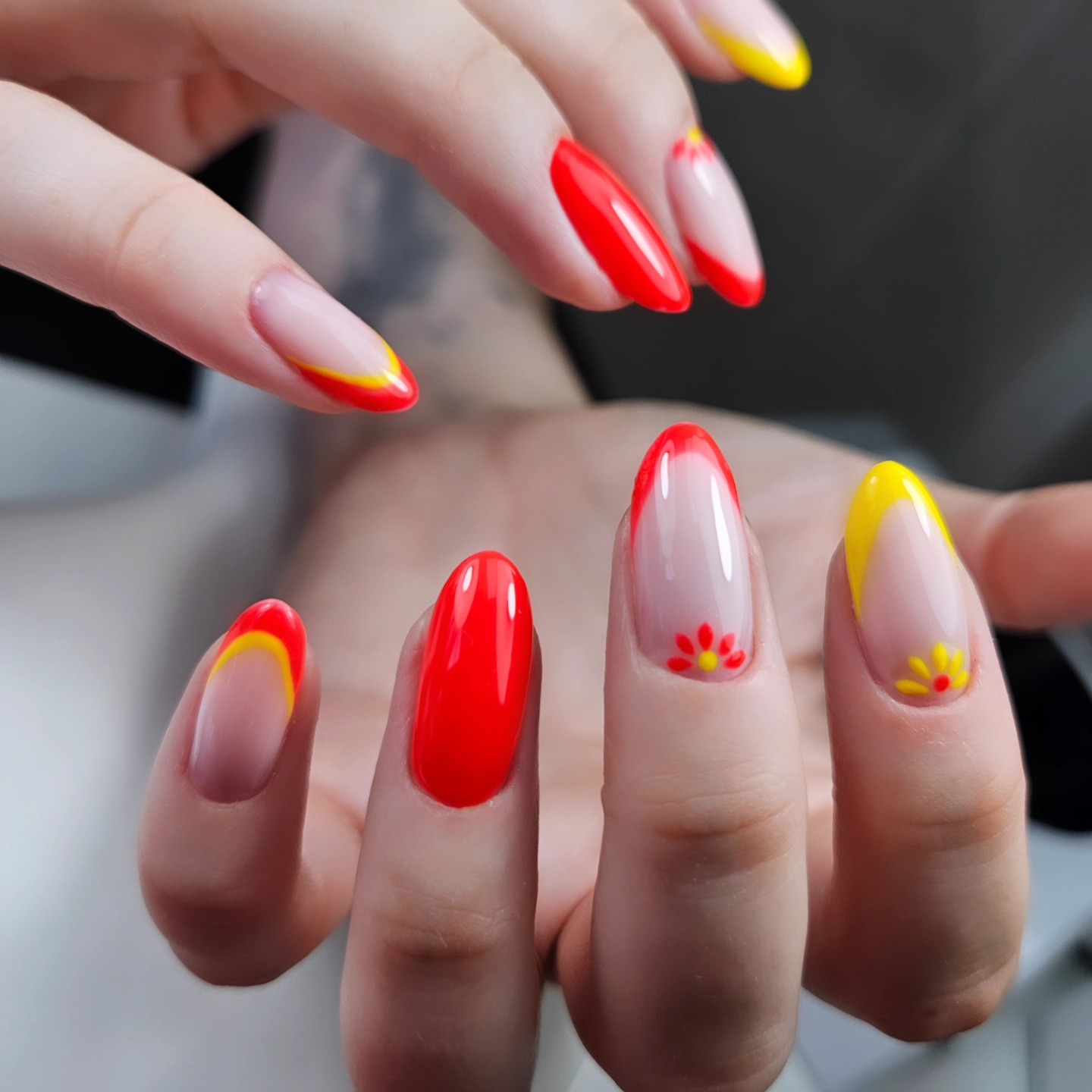 Love love bright nails
@victoriavynn
#summernails☀️ #brightnails #neonnails #brightfrenchnails #frenchnails💅 #flowernails #nailartnails #nailartist💅 #nailart #blackwaternails #booksy
