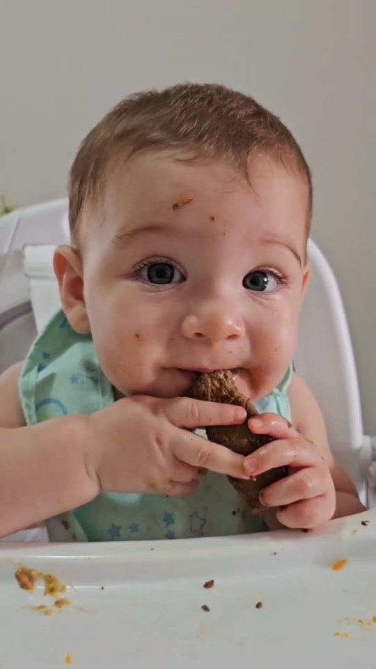 2 semanas de introdução alimentar e o Luquinhas está amando descobrir novos sabores e texturas! 🥑🍠
Em alguns dias a gente amassa, em outros oferecemos o alimento em pedaços para que ele mesmo pegue; e assim ele vai mostrando suas preferências. E não é que meu bebê tem se revelado bom de boca?! 😍 Até agora, não rejeitou nada!
Obrigada @nutrigiovanamelo por todo o cuidado com o nosso baby; desde a apresentação dos métodos até as guias, checklist de alergênicos, montagem do prato, cardápios e todo o suporte no WhatsApp para essa mãe novata, rs (e claro: a dica de organização dos preparos e congelamentos que deixou meus dias muito mais leves e sem sufoco na hora do almoço 🙌)
Que fase maravilhosa!
#IntroduçãoAlimentar #MétodoParticipativo #bebecomendo #maternidadereal #nutriçãoinfantil