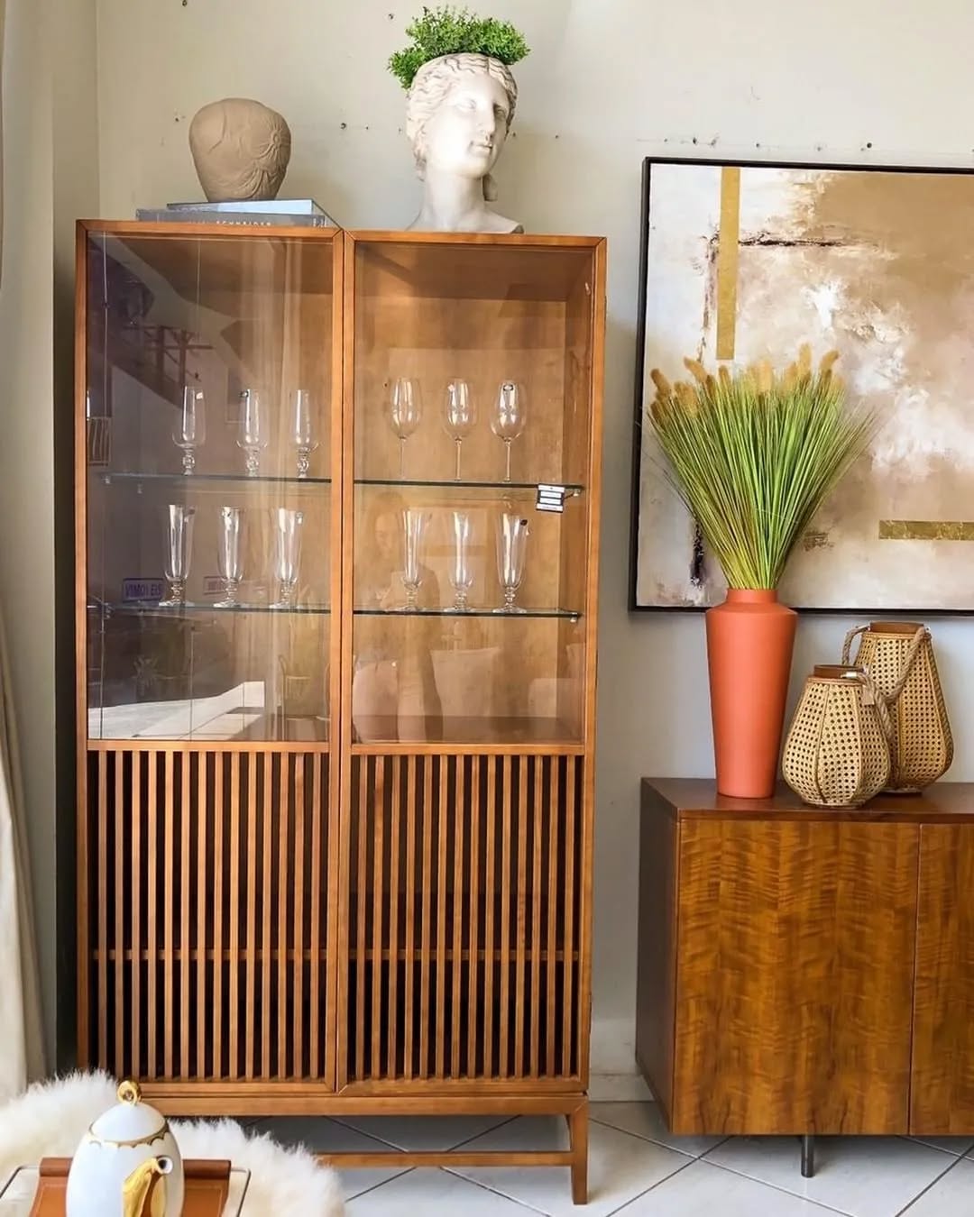 cristaleira Cave 🥰
design por @ampezzanmaciel.design
Coleção Bossa Nova
De Lavie Decor
Foto @vimoveis
#delaviedecor
#moveiscomdesign #moveisdemadeira #cristaleira #design #decor