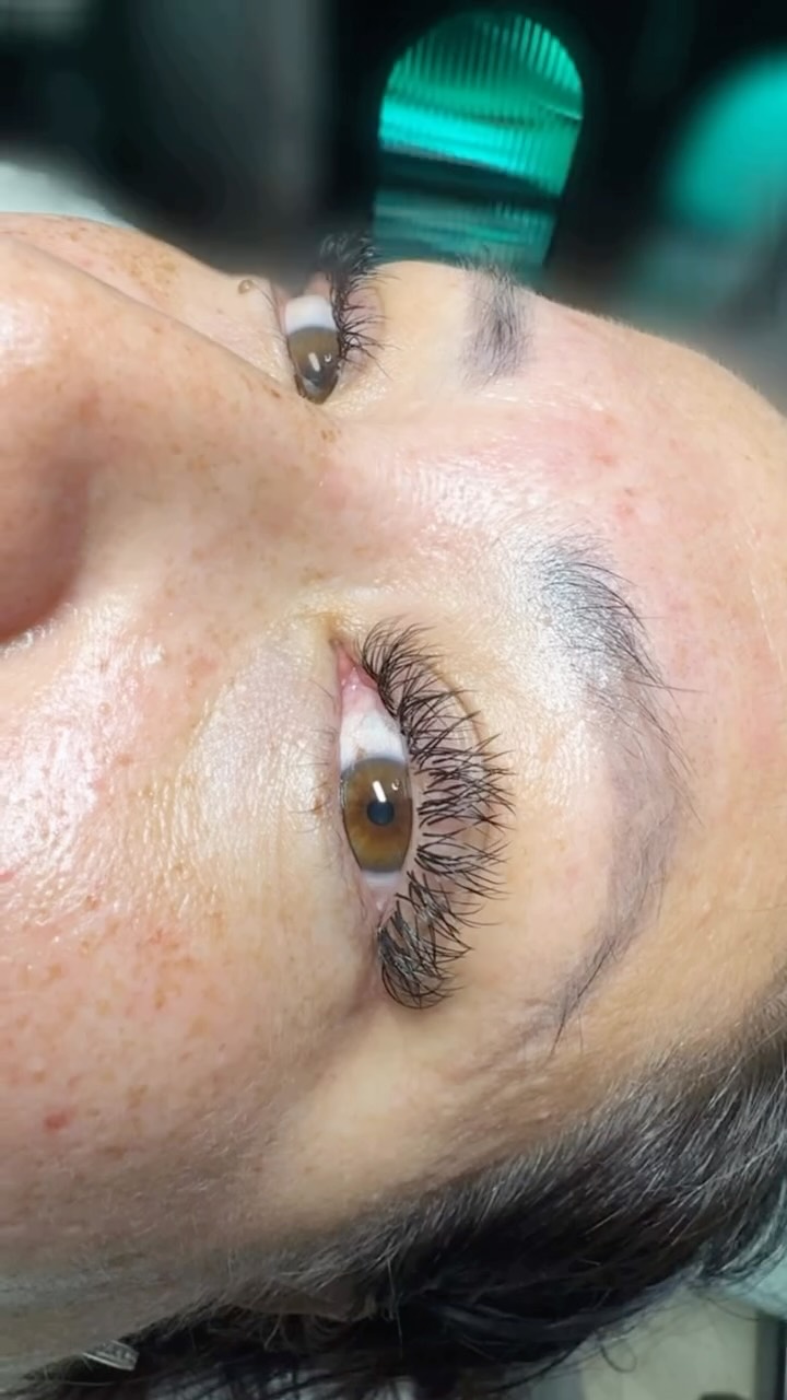 Stop using clusters🚫😭💔
BOOK THAT LASH APPT INSTEAD
Light Hybrid set to let her damaged lashes heal & grow out 🫶🏻