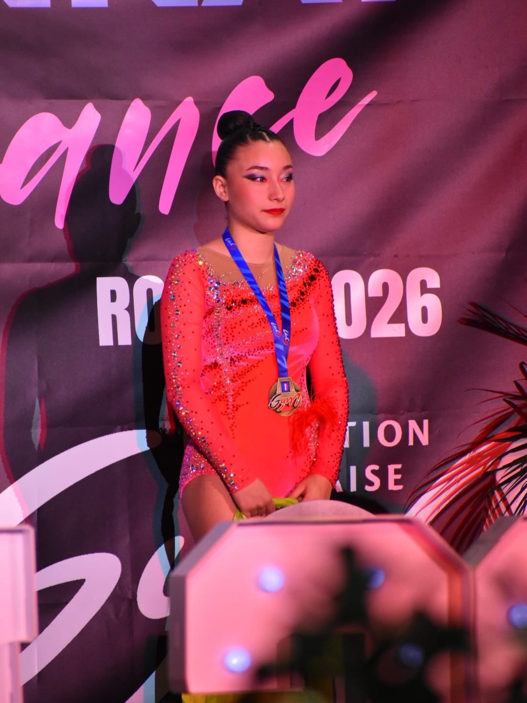 🏆 CHAMPIONNAT DE FRANCE – ROUEN 🇫🇷 🏆
✨ Après une très courte nuit, Margaux a clôturé ce magnifique week-end avec brio.
Après trois années de qualification et de travail acharné, elle nous offre un passage incroyable, expressif et rempli de détermination !
Après une longue attente, Margaux devient
🥉 3e DE FRANCE ET MÉDAILLÉE DE BRONZE 🇫🇷
Une magnifique médaille qui vient saluer sa persévérance et son talent !
Félicitations Margaux pour ce travail exceptionnel ❤️
💐 Un immense merci à nos entraîneurs Auxane et Elena, pour leur travail, leur investissement et leur accompagnement tout au long de la saison.
👏🏼 Merci également à tous les supporters qui ont fait le déplacement pour encourager nos gymnastes et partager ces moments forts avec nous et à tous ceux restés à Cergy qui ont suivis la compétition derrière les écrans !
📸 Une pensée toute particulière pour Bettina, photographe accréditée sur ce championnat de France, qui a su capturer ces précieux instants.
🙏 Enfin, un grand merci à Agnès et Nathalie, chefs de délégation, qui ont géré ce déplacement d’une main de maître et permis à tout le monde de vivre ce week-end dans les meilleures conditions.
✨ Un grand bravo également à Carole, qui a jugé pour son tout premier championnat de France. Merci pour ton engagement et ta présence à nos côtés dans cette belle aventure 🇫🇷👏🏼
🎉 Et un clin d’œil spécial à David, François et Stevens, fidèles supporters, porteurs du drapeau et véritables metteurs d’ambiance du club CPGR, toujours présents pour faire vibrer les tribunes ! 💙🤍
Un championnat intense, riche en émotions, en fierté et en souvenirs…
Bravo à nos trois gymnastes pour ces superbes performances ! 💖
✨ Maintenant, place aux ensembles, dont la saison débutera dans deux semaines…
L’aventure continue ! ❤️