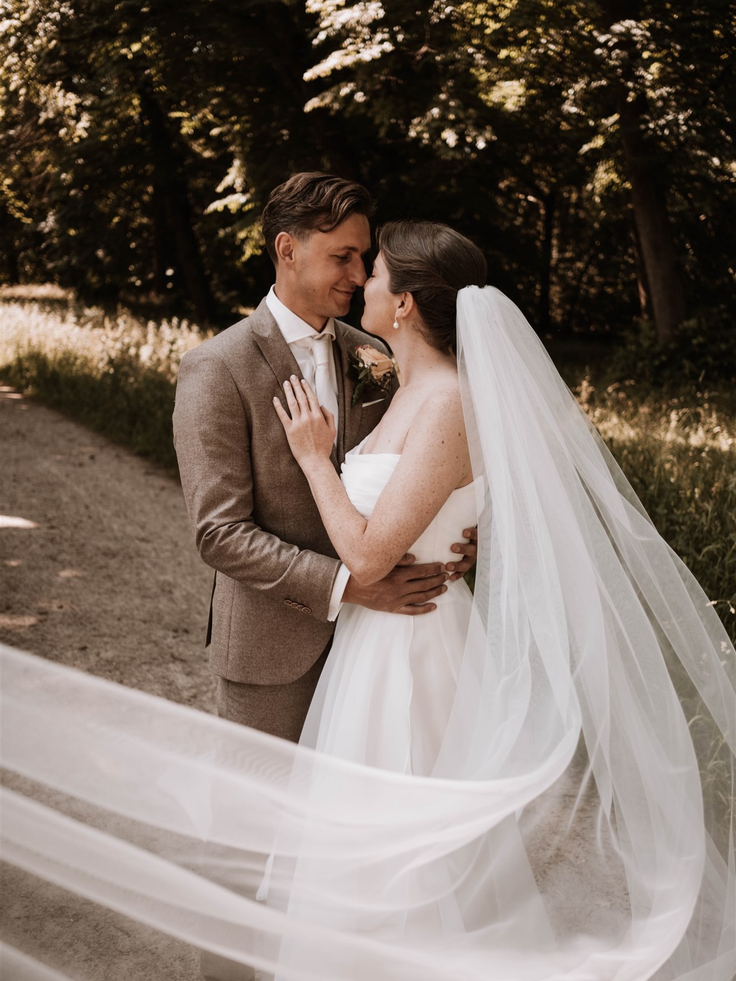 NEW BLOG!
Zwolle is misschien geen enorme stad, maar wel een super knusse! Er zijn dan ook genoeg prachtige plekken om te trouwen.
Zoals bijvoorbeeld het Park Paviljoen waar Rebecca en Jesse vorige zomer trouwden. Meer zien van deze bruiloft? Bekijk dan mijn nieuwste blog!
(Link in de bio)
Trouwlocatie: @parkpaviljoendewezenlanden
Klaarmaak locatie: @pillowshotels
Taart: @degillendekeukenmeiden
Styling: @ikbenverslingerd
Photobooth: @thememorymakers_nl