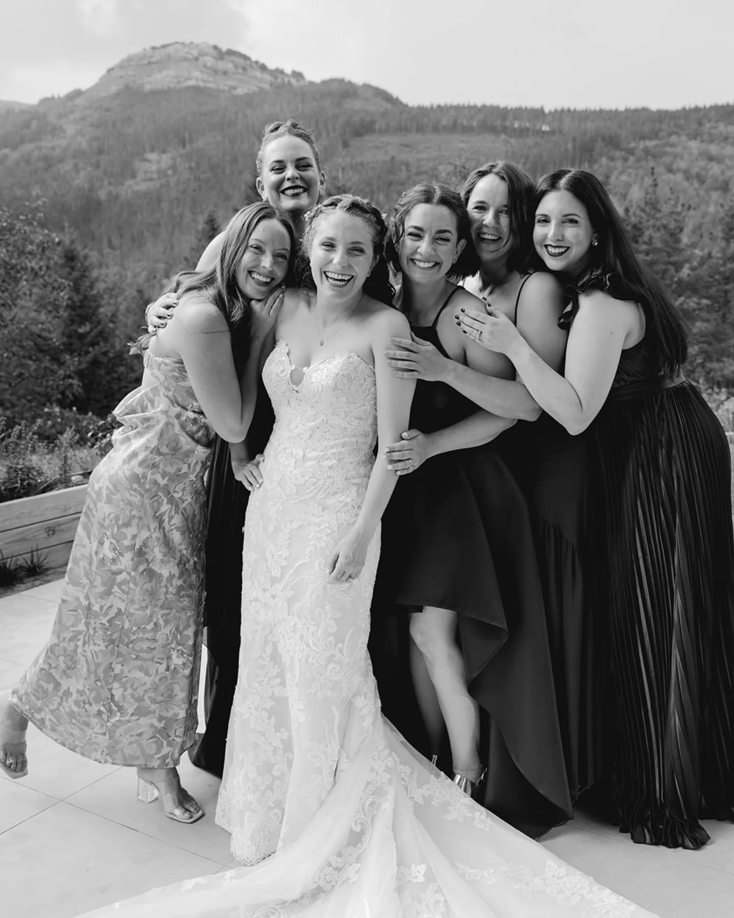 Y esa sensación tan bonita cuando tus amigas vuelan desde muy lejos para estar presentes en vuestro día.
Nunca me olvidaré de la sonrisa de Adriana y lo mucho que se quieren Iñaki y ella. Pronto os enseñamos más de esta tarde tan divertida ✨️