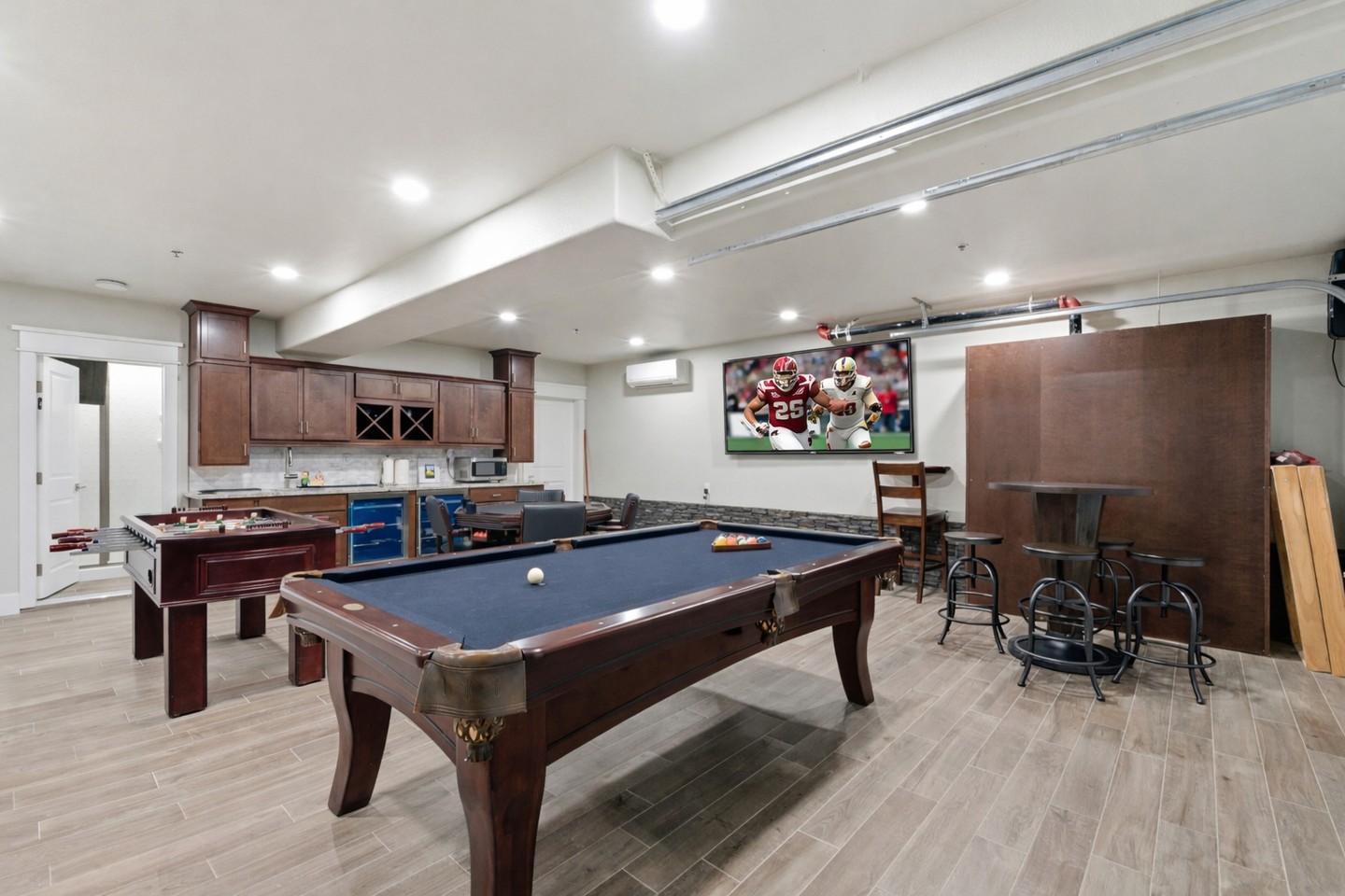 Welcome to The White House 🤍🏡—where the cabin getaway comes with a serious upgrade: the ultimate game room. 🎯🎱♠️
This is the spot where mornings are for mountain air, afternoons are for adventures… and nights are for friendly competition.😄
🎮 Game Room Highlights:
Foosball
Pool table
Poker table
Shuffleboard
Darts
2 flat screen TVs for the big game, movie nights, or keeping score 😉
Perfect for families, couples trips, and group weekends—because the best memories are made when everyone’s laughing, playing, and staying up “just one more round."
www.thecabinhost.com
#TheWhiteHouse #ShaverLake #TheCabinHost #CabinGameRoom #FamilyGetaway #GroupTrip #MountainCabin #Shuffleboard #PoolTable #FoosballFun #CabinWeekend #BookDirect