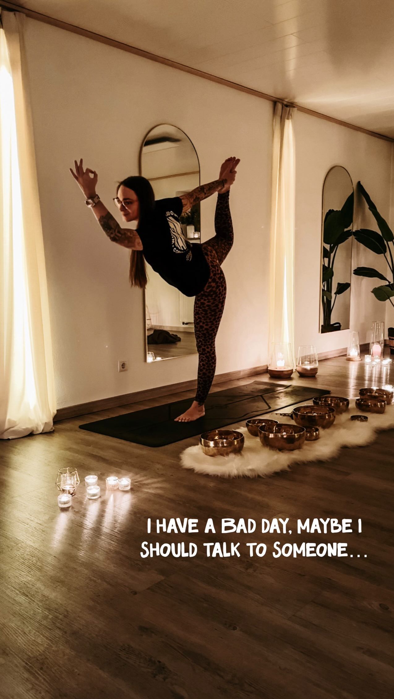 „I have a bad day maybe I should talk to someone.“
Und dann spüre ich: reden allein reicht manchmal nicht.
Yoga ist für mich mein Gespräch mit mir selbst.
Mit jedem Atemzug, jeder sanften Bewegung, komme ich bei mir an.
Ich spüre die Schwere, die Emotionen, die sich im Körper gesammelt haben.
Ich lasse sie fließen, ohne sie zu bewerten, ohne sie im Kopf zu zerdenken.
Der Körper erinnert mich daran, wo die Gefühle sitzen.
Er zeigt mir, was losgelassen wer möchte.
Und genau dort entsteht die Wahrheit, die Worte oft nicht erreichen können.
Reden kann helfen – aber Fühlen ist eine andere Sprache.
Die, die uns wirklich versteht, heilt und verbindet.
Der Körper spricht, das Herz hört zu.
Hier darf ich ganz ich sein: verletzlich, weich, echt.
Und genau darin liegt die Kraft, die Worte oft nicht finden.
„The talk“ passiert nicht im Kopf –
sondern im Herz, im Körper, in jeder Bewegung. 💛
@denise.madeleine.mueller
MUT
MEHR FÜHLEN
SELBSTFÜRSORGE
ACHTSAMKEIT
HERZ ÜBER KOPF