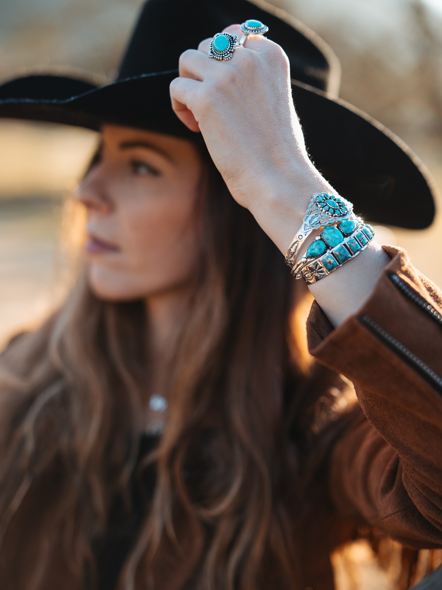 Février ✨
On attaque le mois autour de la turquoise, cette pierre me fascine depuis des années.
Minérale, brute, intemporelle.
Elle puise son caractère dans les terres arides, le soleil et le temps. Ses nuances bleu-vert évoquent les grands espaces, les horizons secs et la lumière crue du désert de Sonora.
Dans l’univers du bijou western, elle s’impose naturellement. Associée à l’argent, elle crée un contraste fort, franc, sans artifices. Une esthétique de l’Ouest américain où chaque pièce raconte la matière, et que j’adore utiliser pour vos petits bijoux.
La turquoise est souvent associée à l’apaisement, à l’équilibre, à une force calme. Une pierre qui traverse les époques sans perdre son impact visuel et qui fait qu’on l’aime tant 🥰
#turquoise #bijoux #bijouxargent #westernlifeandstyle