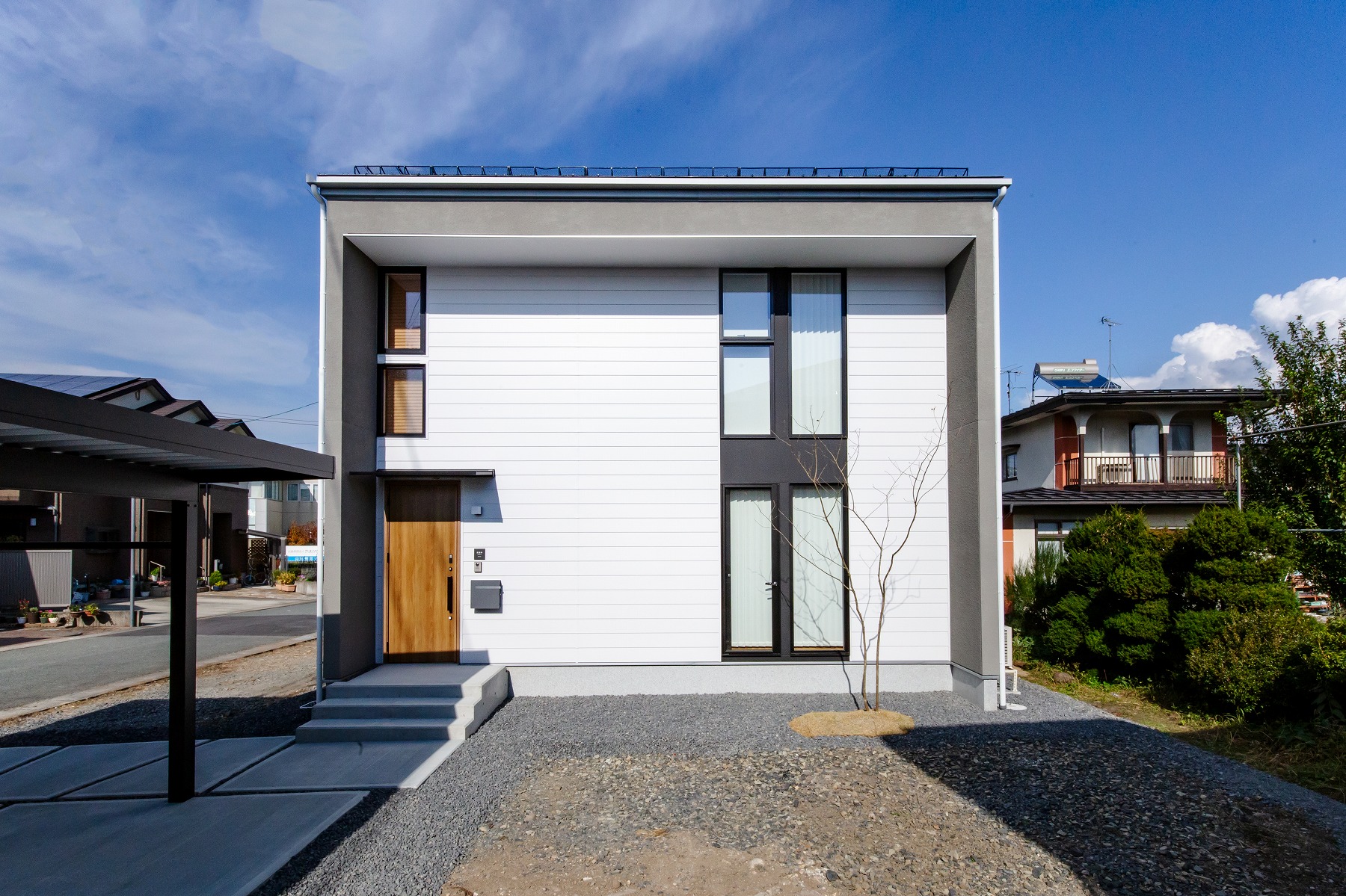 白い外観に木目調のドア、ポイントカラーに黒が入ることでオシャレかつシンプルで一目惹かれる外観になっています。
ぜひ、参考にしてみてください!
ーーーーーーーーーーーーーーーーーーーー
~家族の笑顔と、4つの健康をデザインしています~
1.家族の健康
・高性能な住宅で、風邪をひきにくく、アレルギーも改善
・快適な室温で、ストレスのない暮らし
2.建物の健康
・最高レベルの耐震性能と制震構造を採用
・大雪にも地震にも強い、安心できる家づくり
3.地球の健康
・環境にやさしい、自給自足できる住まい
・子供たちの未来のために、地球温暖化対策を考えた設計
4.家計の健康
・光熱費を抑えた経済的な暮らし
・電気代が上がっても安心な省エネ設計
2年連続で6つ星ZEHビルダーに選ばれ、LIXILメンバーズコンテストでも、2年連続で地域最優勝を受賞しました。
建てた後も、専門スタッフによる定期点検やリフォームのサポートで、末永く快適な暮らしをお守りします。
さらに、地域防災ステーションとして敷地内に防災倉庫を設置。
地域に根ざした企業として、安心で豊かなコミュニティづくりにも貢献しています。
家づくりの具体的なイメージは、ぜひモデルハウスや見学会でご覧ください。
イベント情報は、プロフィールリンクからご確認いただけます。
==========================
more pictures
@sakuraikensetsu_yamagata_ie
==========================
【櫻井建設の標準仕様】
#耐震等級3+ #制震
#HEAT20G2
#C値0.36以下
#長期優良住宅仕様
#ZEH仕様
安心安全な家づくりを届けます。
これらの未来基準の家づくりは #SDGs にもつながります。
#櫻井建設 #山形の工務店
#山形県山形市
#山形住宅
#山形の家
#山形注文住宅
#こだわりの家
#マイホーム計画中
#工務店だからつくれる家
#trip
#外観
#新築 #高気密高断熱 #スーパーウォールビルダーズファミリー #スーパーウォール #sw工法 #SDGsの建設会社#真似したいお家 #後悔しない家づくり #住み心地の良い家 #マイホーム実例 #こだわりの家づくり