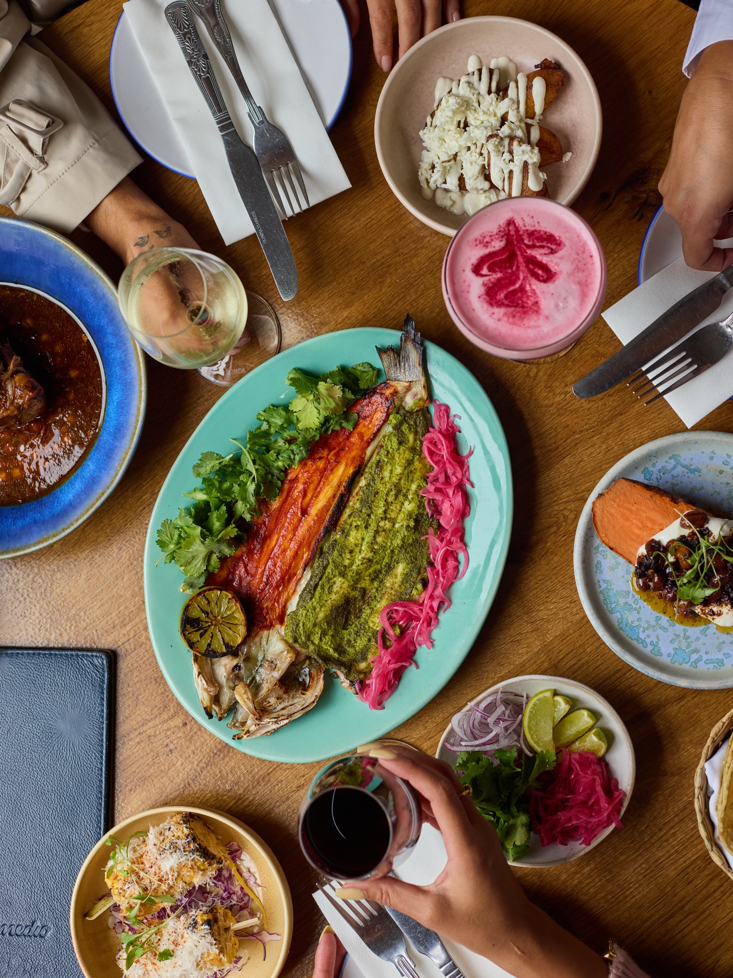 Experience tradition cooked over flames at our London Bridge Asador with our Seabass a la Talla.
Each seabass is painted with two marinades: parsley adobo verde and a smokey red Guajillo adobo. The verde - as Edson describes in his book “Ciudad de México”, is “a fresh and non-traditional herby dressing, which has tones of lime and chillies.”
Served with pickled red onion, fresh coriander, and warm corn tortillas so you can build your own tacos, your way.
Available at our London Bridge Asador.
#SantoRemedio #London #Seabass #LondonBridge #Mexican