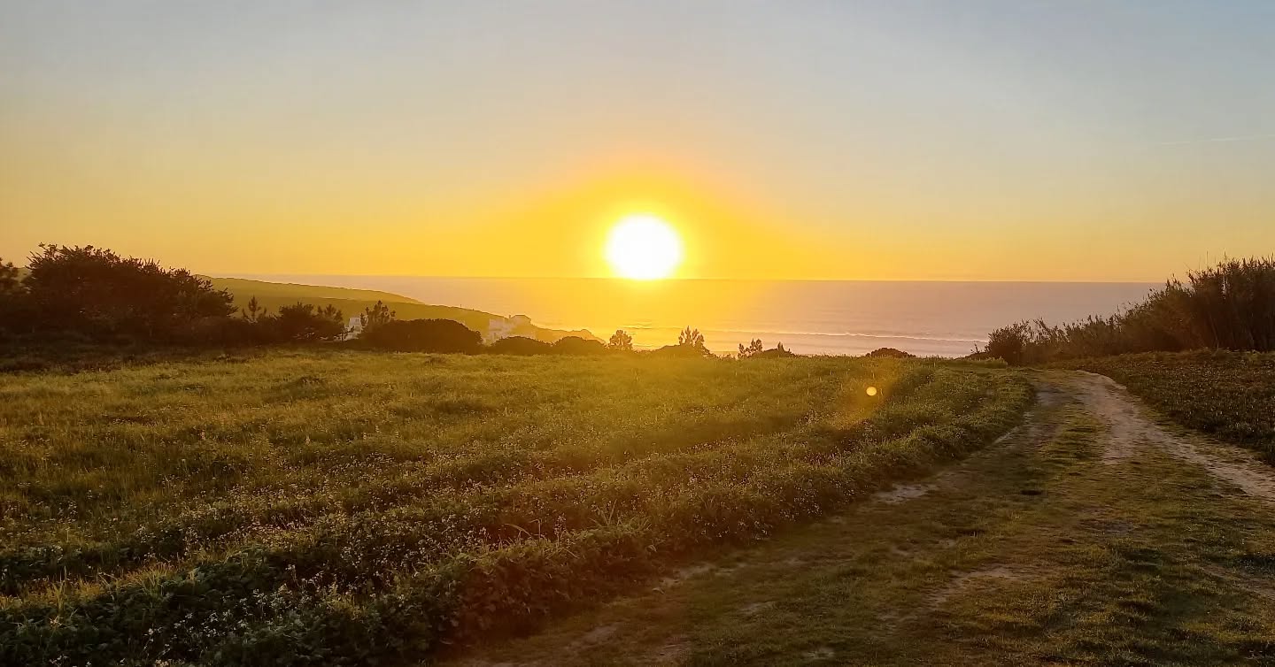 Sunset at costa vicentina! 🌅
.
.
.
#nofilter #costavicentina #kanalusurfhouse #guesthouse #portugal #surfhouse #waves