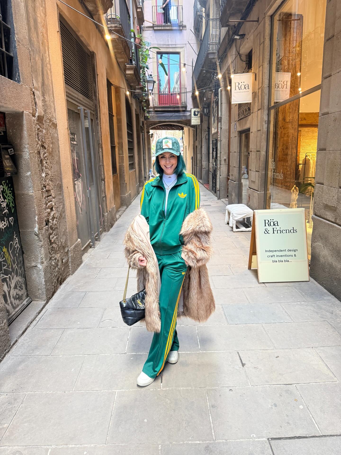 Spontaner Barcelona Besuch 🙈 Am Donnerstag wurde unser Flug nach Berlin gecancelt, weil keine Flugzeuge mehr in Berlin wegen Blitzeis starten oder landen konnten.
Also zurück in die City, eine weitere Nacht im Hotel. Am nächsten Tag wieder zum Flughafen - Flug wieder gecancelt und auf Sonntag verschoben. 🙈
Wer mich etwas kennt, weiß, wie schwer ich mit Planänderungen umgehen kann! Ich hatte definitiv diese Tage ausreichend Möglichkeiten meine Flexibilität, Spontanität und Kompromissbereitschaft zu trainieren 😂
Noch sind wir nicht Zuhause, dafür wieder in einem neuen Hotel in Barcelona und schauen mal, ob wir hier morgen wegkommen.
„When life gives you lemons, make margaritas!” 🍋
Warst du schon mal in Barcelona? Wo müssen wir unbedingt noch hin??
Danke für deine Tipps ❤️