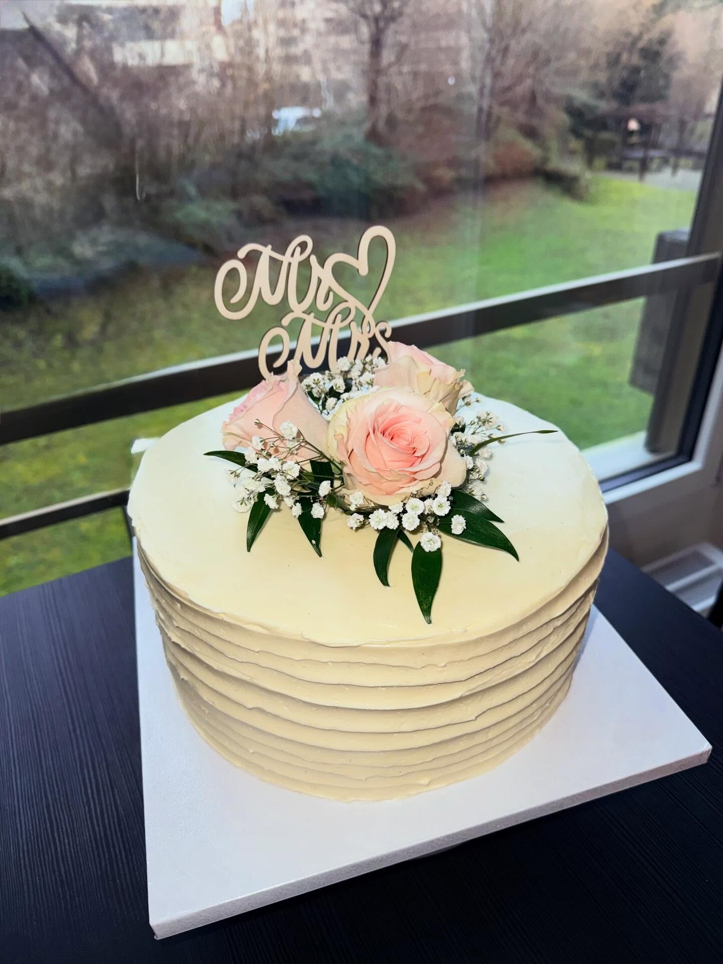 Ein süsser Start in ein gemeinsames Leben.💒🫶🏻
Unsere schlicht-elegante Hochzeitstorte mit Vanillecreme und Himbeere, veredelt mit rosa Akzenten, lässt an eurem grossen Tag jedes Herz noch höher schlagen😍