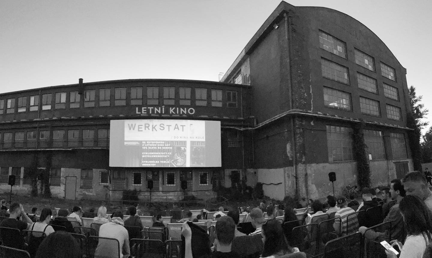 Sommerkino Nová Zbrojovka - aktuelle Filme unter freiem Himmel in dem einzigartigen Areal der ehemaligen Brünner Waffenwerke.
#sommerkino #filme #blockbuster #kinostarts #englischsprachigefilme #sommer #brno #brünn #novazbrojovka #novazbrojovkabrno #kinoartbrno