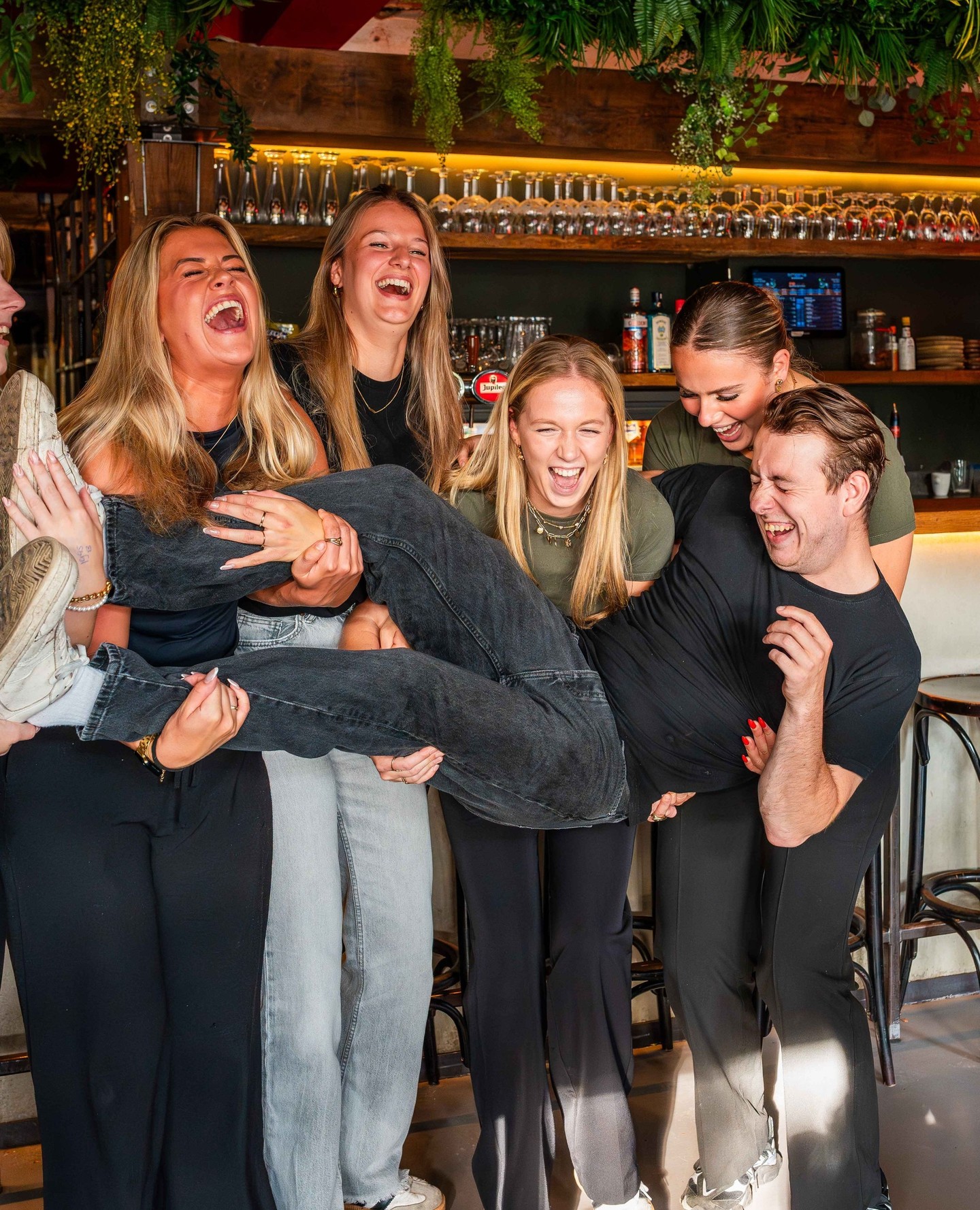 Met een glimlach geserveerd.
Ons team staat elke avond klaar om het gezellig te maken!😊
Blackstone is van 31 januari t/m 2 februari gesloten in verband met een Mega Winterpark. We zien je graag weer daarna! ❄️🎉