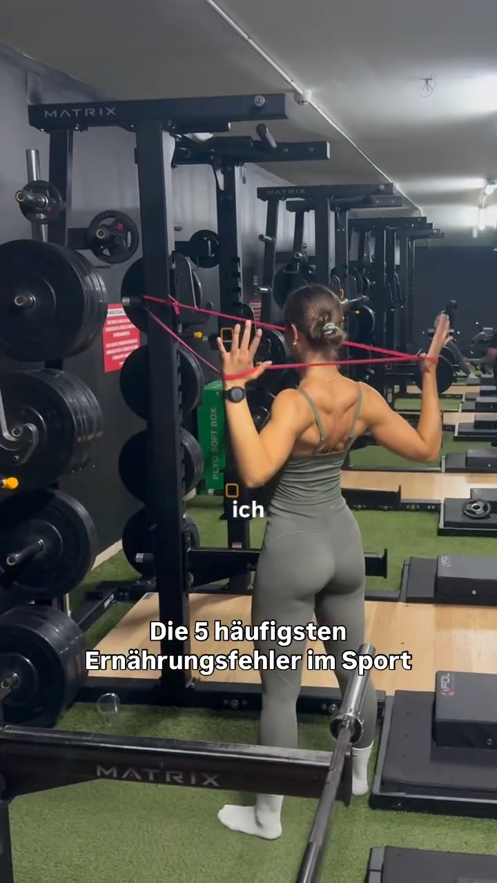Aus meiner Erfahrung als Sporternährungsberaterin ⬇️
1. Proteinzufuhr zu niedrig: Dass Proteine wichtig sind, ist das eine. Den Bedarf auch wirklich zu decken, das andere – und das ist im Sport oft gar nicht so leicht. Was helfen kann: Proteine über den Tag verteilt, zu jeder Hauptmahlzeit, evtl. zusätzlicher Snack. Für Muskelreparatur, -aufbau, Anpassung und Regeneration, aber auch für Sättigung & stabile Energie.
2. Nach dem Training nichts essen: Egal, wann das Training endet & ob Kampf-, Team-, Kraft- oder Ausdauersport – nach dem Training braucht dein Körper Energie & Protein, um Glykogenspeicher wieder aufzufüllen, Muskelstrukturen zu reparieren und Regenerationsprozesse effektiv einzuleiten!
3. Zu wenig essen: Die meisten denken sie essen zu viel und unterschätzen im Sport ihren tatsächlichen Energiebedarf. Zu wenig Energie beeinträchtigt Leistung, Regeneration, Hormonhaushalt und die Gesundheit. Auch wenn du im Defizit bist und abnehmen möchtest, sollte dieser nicht zu groß sein!
4. Zu lange Essenspausen: Energiemangel & Leistungsabfall im Training, aber auch Heißhunger und Müdigkeit sind nur ein paar der Resultate. Ein geplanter Snack kann genau hier sinnvoll sein, um dem entgegen zu wirken. Viele Ideen & Rezepte findest du auf meinem Profil!
5. Nicht ausreichend Nährstoffe: Wenn du dein Training wirklich unterstützen willst, geht es um mehr als Kalorien – dein Körper braucht Nährstoffe, wie z.B. gesunde Fette, Ballaststoffe und ordentlich Antioxidantien, um im Training entstehende Stoffwechselabfallprodukte auch effektiv abbauen und Immunsystem, Gesundheit und Leistungsfähigkeit nachhaltig unterstützen zu können.
Folg mir gern für mehr @franziska.hadaschik ☺️⚡️
#sporternährung #ernährung #sport #ernährungsberatung #ernährungimsport