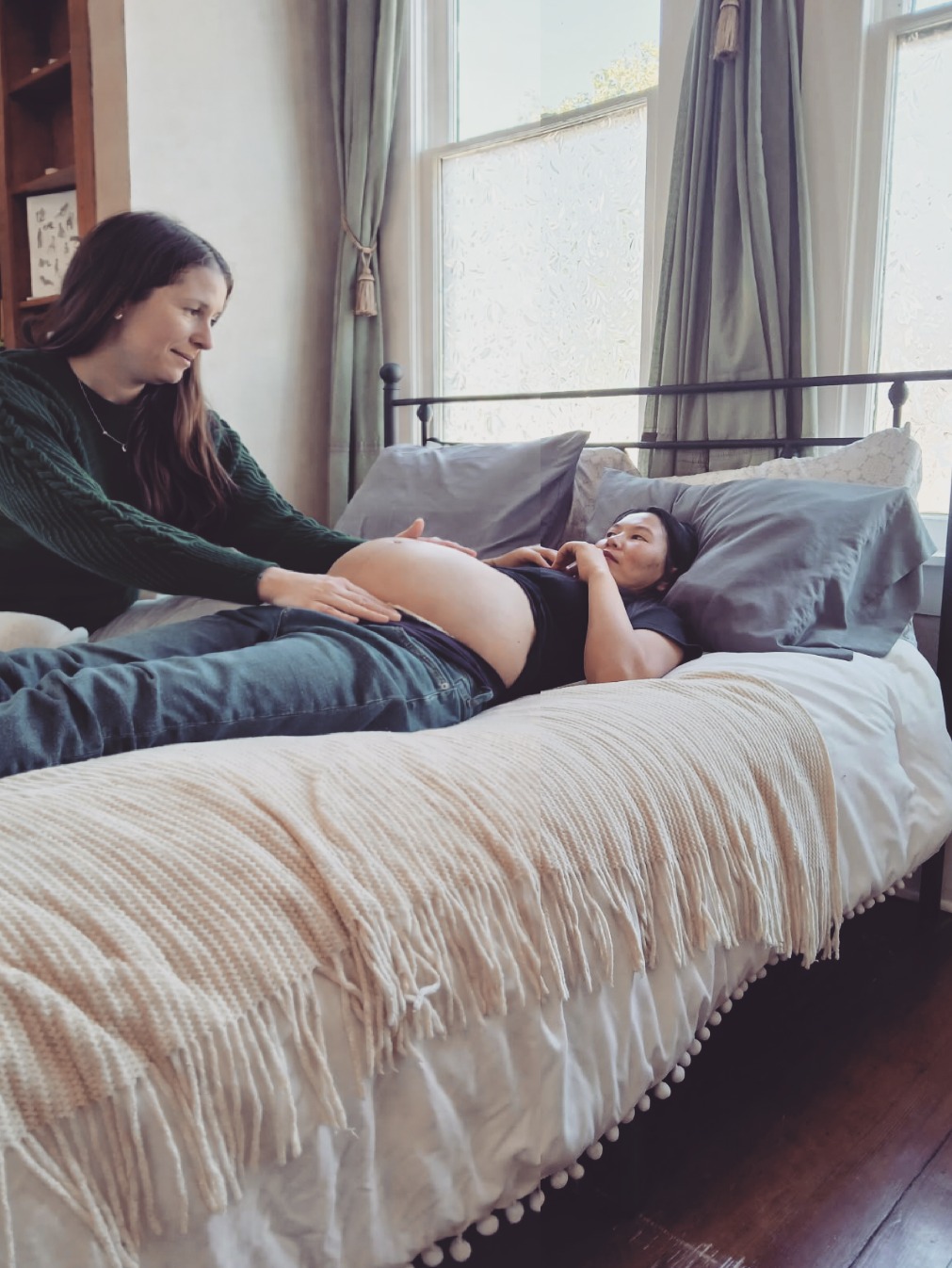 This is the kind of care that slows everything down. Listening with hands, not rushing, trusting the process, honoring what already knows how to unfold. No machines humming, no urgency, just presence.
Pregnancy isn’t something to manage. It’s something to witness.