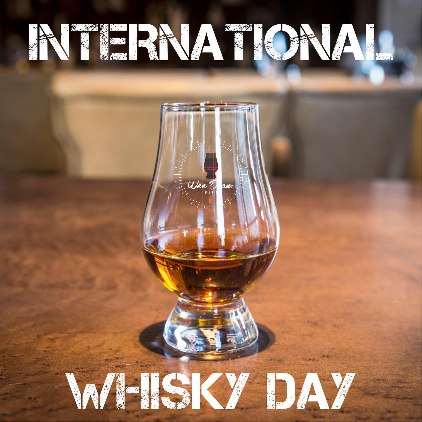 Zum heutigen Internationalen Whiskytag haben wir für alle Whiskyeinsteiger ein paar interessante Fakten rund um den schottischen Whisky.
Schottischer Whisky ist eine der bekanntesten und am meisten geschätzten Spirituosen der Welt.
Er unterliegt strengen Regeln und Vorschriften bezüglich seiner Herstellung. Laut schottischer Gesetzgebung muss schottischer Single Malt Whisky (Scotch Whisky) unter anderem folgende Anforderungen erfüllen:
Er muss in Schottland hergestellt, gelagert und abgefüllt werden.
Er besteht nur aus Wasser, gemälzter Gerste und Hefe. Ein Malt Whisky muss in Pot Stills destilliert werden.
Er muss mindestens drei Jahre in Eichenfässern gelagert werden.
Er muss mindestens mit 40%vol. abgefüllt werden. Er darf keine Zusätze enthalten (mit Ausnahme von Zuckercouleur (E150), um eine farbliche Kontinuität der Abfüllungen zu erreichen)
Echten schottischen Whisky präsentieren wir unter anderem bei unseren WHISKY EXPERIENCES.
Mehr Info unter:
www.weedramfife.com
Text: @tastefiveplus
#whisky #whiskyexperience #whiskylover #whiskygram #whiskylife #whiskypassion #weedramfife #whiskyerlebnis