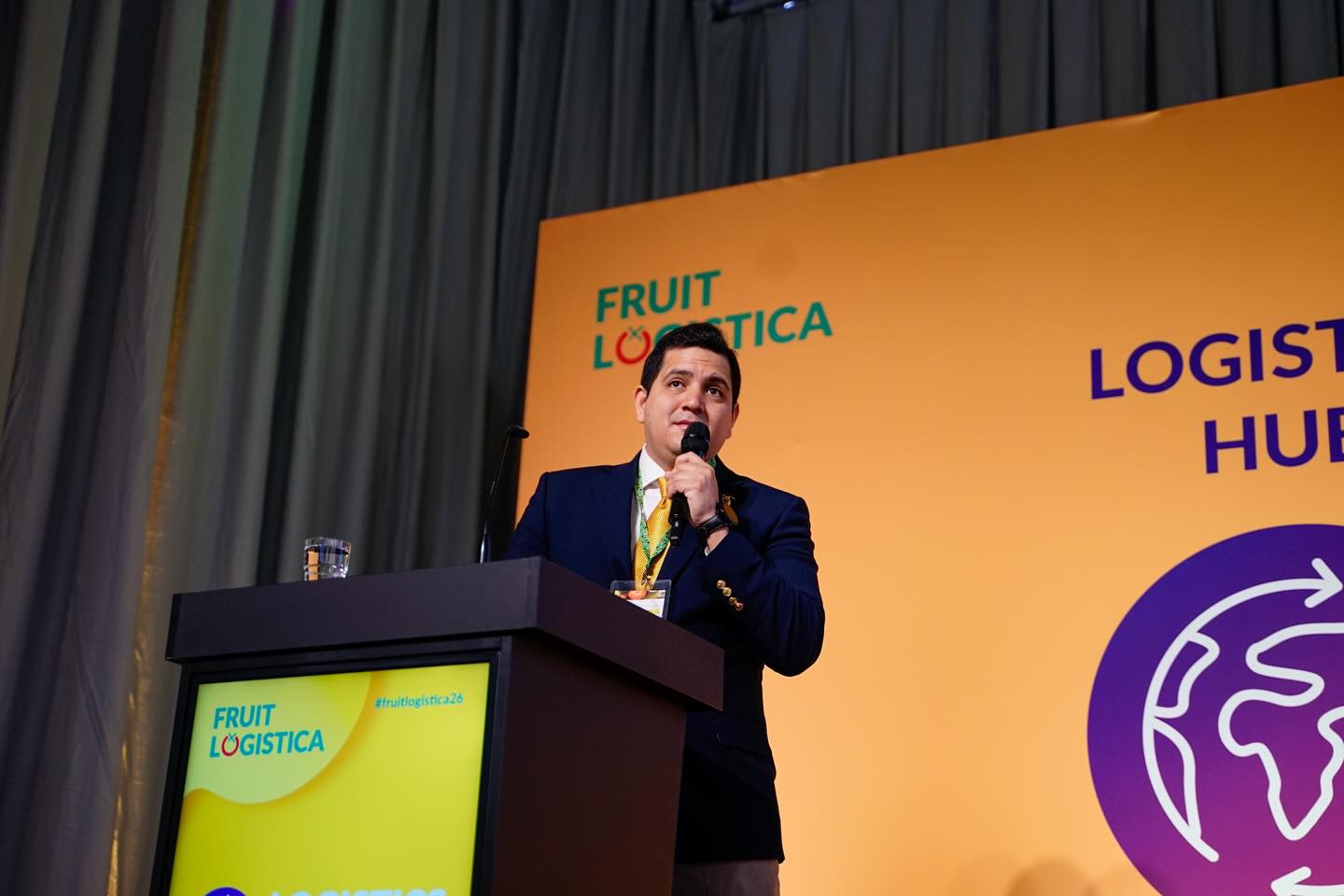 En el tercer día de Fruit Logística, José Antonio Hidalgo, Director Ejecutivo de AEBE, participó en un panel especializado sobre seguridad en la exportación, en el que se destacó el proyecto SERPAZ – Carga Segura como una de las iniciativas clave en beneficio del sector, liderada por CORPEI, FEDEXPOR, los puertos y las autoridades de 🇪🇨 Ecuador y 🇪🇺 la Unión Europea.
Durante este espacio se analizaron los principales desafíos y las acciones necesarias para fortalecer y proteger la cadena de exportación del banano.
El panel se consolidó como un espacio estratégico para el intercambio de experiencias, el fortalecimiento de la cooperación entre los actores del sector y la reafirmación del compromiso del banano ecuatoriano con la legalidad, la seguridad y el comercio responsable.