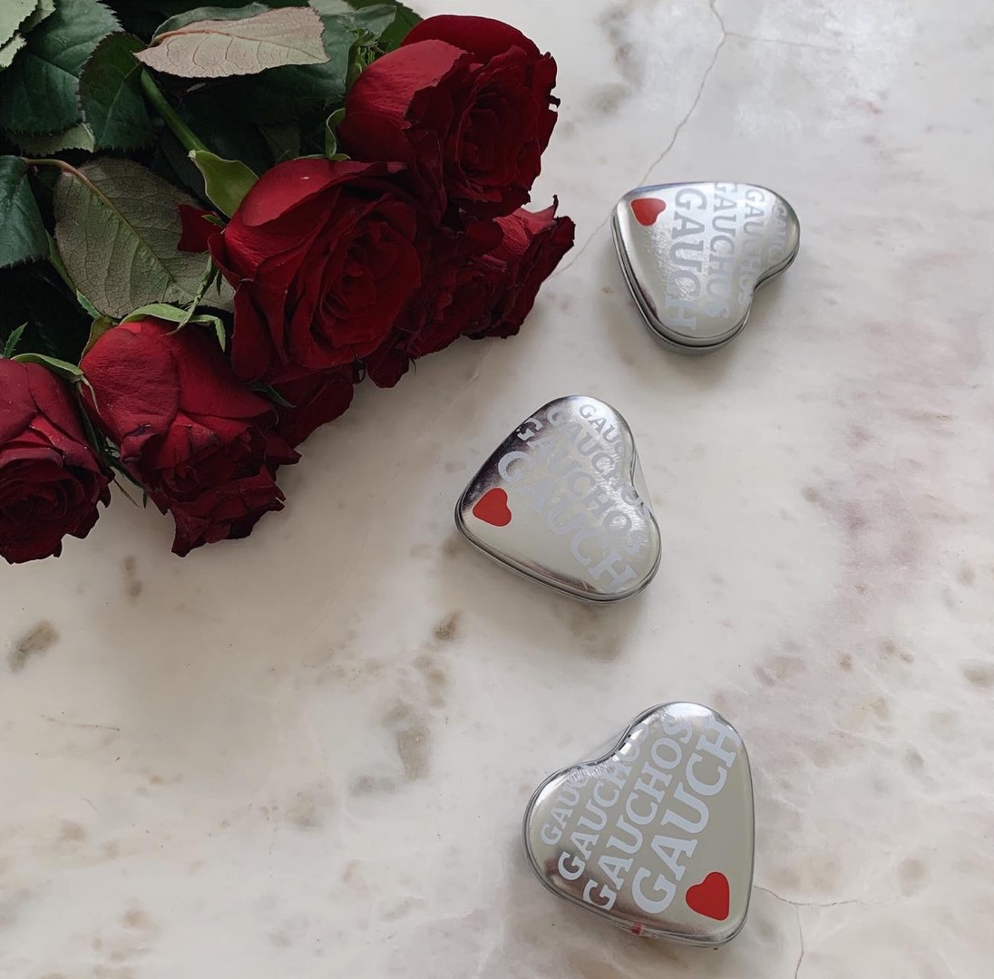 Samen delen smaakt beter ❤️
Op 13, 14 & 15 februari serveren wij bij Gauchos ons valentijn signature menu for two, naast onze à-la-carte kaart.
🥂 Een warm ontvangst met een Argentijnse bubbel
🧀 Pan de Queso – Braziliaans kaasbroodje
🥗 Keuze voorgerecht: carpaccio, empanada of gamba’s
🥩 Hartvormige entrecote van de grill met rustic friet, Gauchos salade en sauzen
🍫 Een grand dessert om samen te delen
From the grill with love
Reserveer nu ✨
Signature menu verkrijgbaar bij alle vestigingen m.u.v. Eindhoven.
#valentijnbijgauchos #fromthegrillwithlove #fourvalentijn #steaknight #romantischdineren