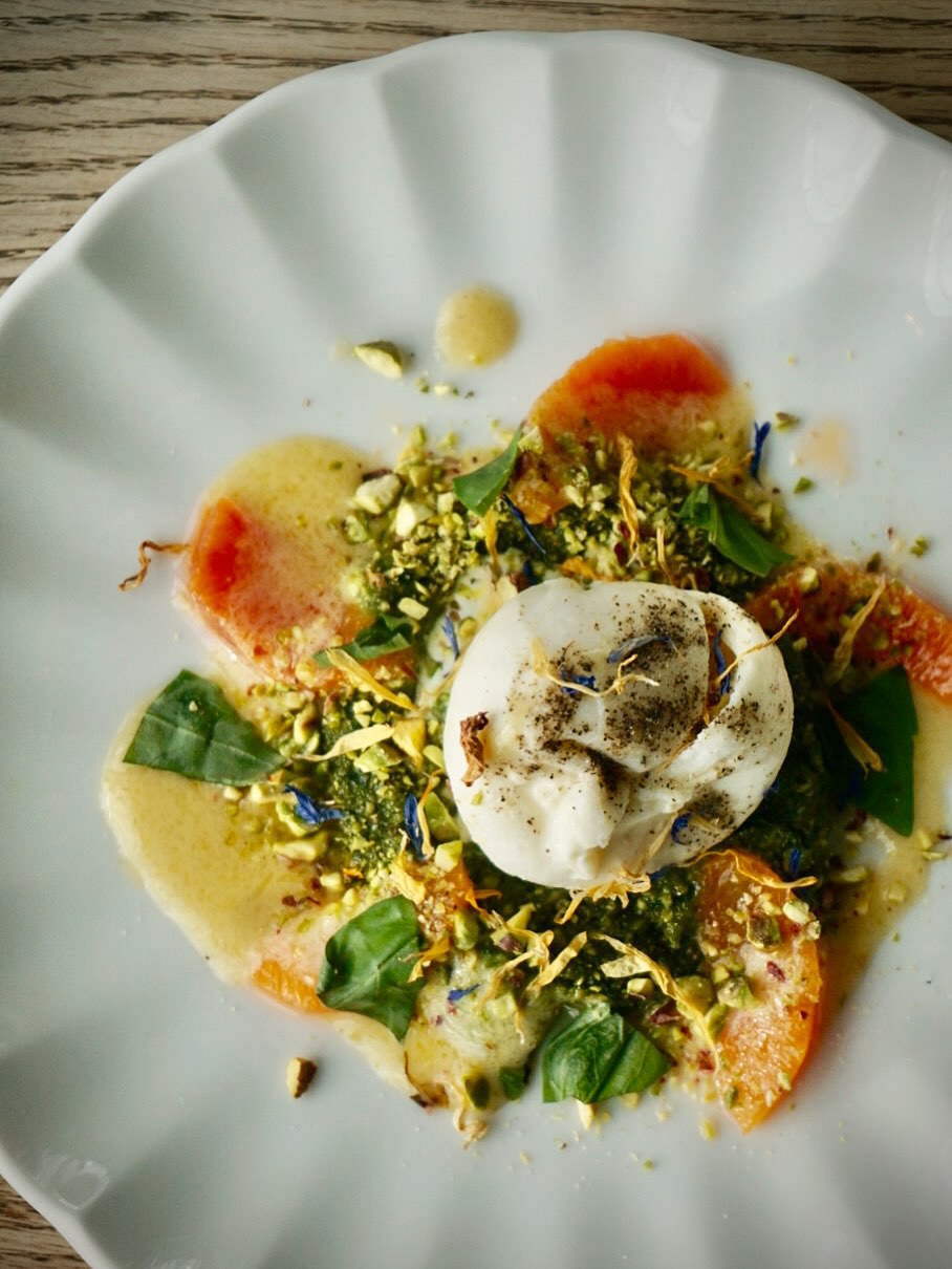 Menyn är uppdaterad!
På Gysinge Herrgård är maten en upplevelse i sig, där smaker, råvaror och hantverk samspelar med platsen och naturen runt omkring. 🌱
Vår nya meny innehåller genomtänkta, vällagade och kreativa rätter, lagade på närproducerade råvaror i säsong och med en stor nypa kärlek och omtanke!
Hela menyn hittar du på vår hemsida. Ännu bättre är den förstås på plats hos oss på Restaurang Orangeriet.
Varmt välkommen!🤍
Boka bord:
0291-734 600
Info.gysingeherrgard@julahotell.se