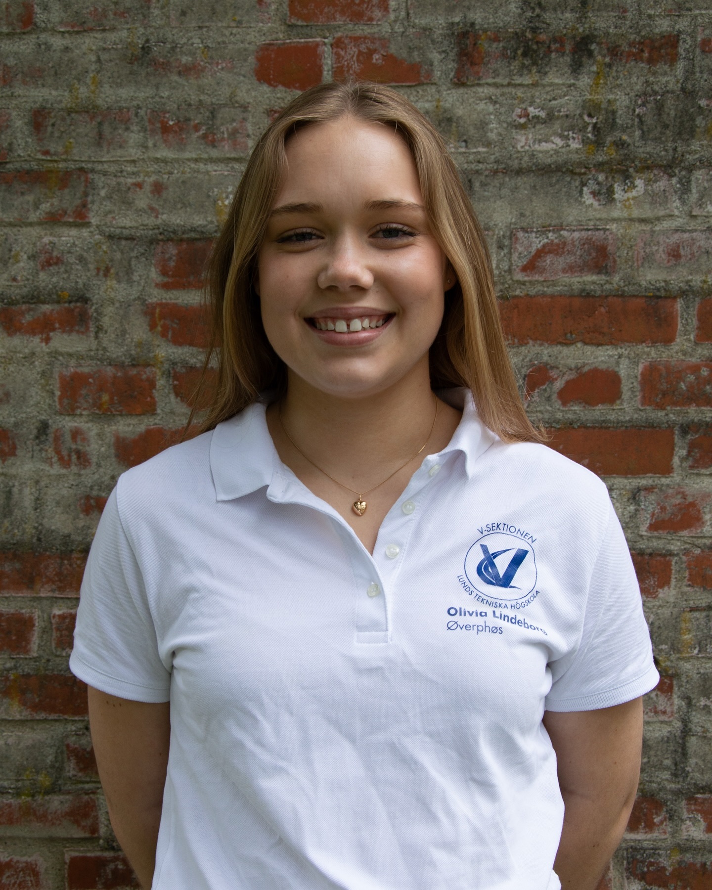 Øverphøs Olivia Lindeborg
Som Øverphøs är jag - tillsammans med phøset - ansvarig för att planera och genomföra nollningen. Nollningen har sitt startskott i början av höstterminen och består av fyra veckor fullspäckade med aktiviteter och festligheter i syfte att välkomna alla nya V-studenter och ge en första introduktion till studentlivet i Lund. Nollningen involverar allt från sportkvällar och studiekvällar, till sittningar och intersektionella evenemang, och är ett ypperligt tillfälle att skapa nya vänskaper samt ta del av såväl V-sektions- som LTH-andan. Som Øverphøs representerar jag även V-sektionen i Øverphøs-kollegiet där vi behandlar sektionsöverskridande evenemang där nollan får komma i kontakt med LTH:s andra sektioner. Mitt utskott involverar även övriga nollningsfunktionärer såsom huvudphaddrar och peppare som hjälper oss i phøset att göra nollningen så minnesvärd och fantastisk som möjligt. Vårt gemensamma mål är att alla studenter ska känna sig inkluderade och välkomna till Lund och V-sektionen.
Om du har några frågor rörande nollningen, tveka inte att höra av dig till mig!
Tre snabba med ”Olle”
Boots eller birken?
Absolut inte birken
Favoritevent på nollningen?
Brännbollsturnering (om man är brännare!!)
Har du några allergier?
Nötter, skaldjur, jordgubbar, rödvin🫶