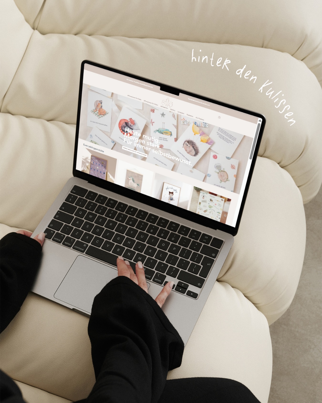 Im Moment passiert hier viel hinter den Kulissen.
Ich arbeite schon eine ganze Weile an meinem eigenen Online-Shop – an Texten, Seiten, Struktur und all den kleinen Entscheidungen, die man später hoffentlich gar nicht mehr bewusst wahrnimmt.
Jetzt bin ich in den letzten Zügen und freue mich sehr darauf, das bald mit euch zu teilen.
Es wird ein paar neue Dinge zu entdecken geben
– und ja, der Einkauf dort lohnt sich auch, weil die Preise etwas niedriger sind als bei Etsy 🤍
Bald mehr dazu ✨