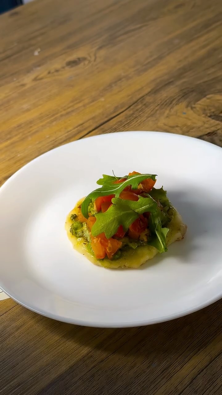 Natal 57 of course, rocket, grilled tomatoes, avocado and pesto🤤.
Easy recipe to fall in love this month.
#cheesebread #pandeyuca