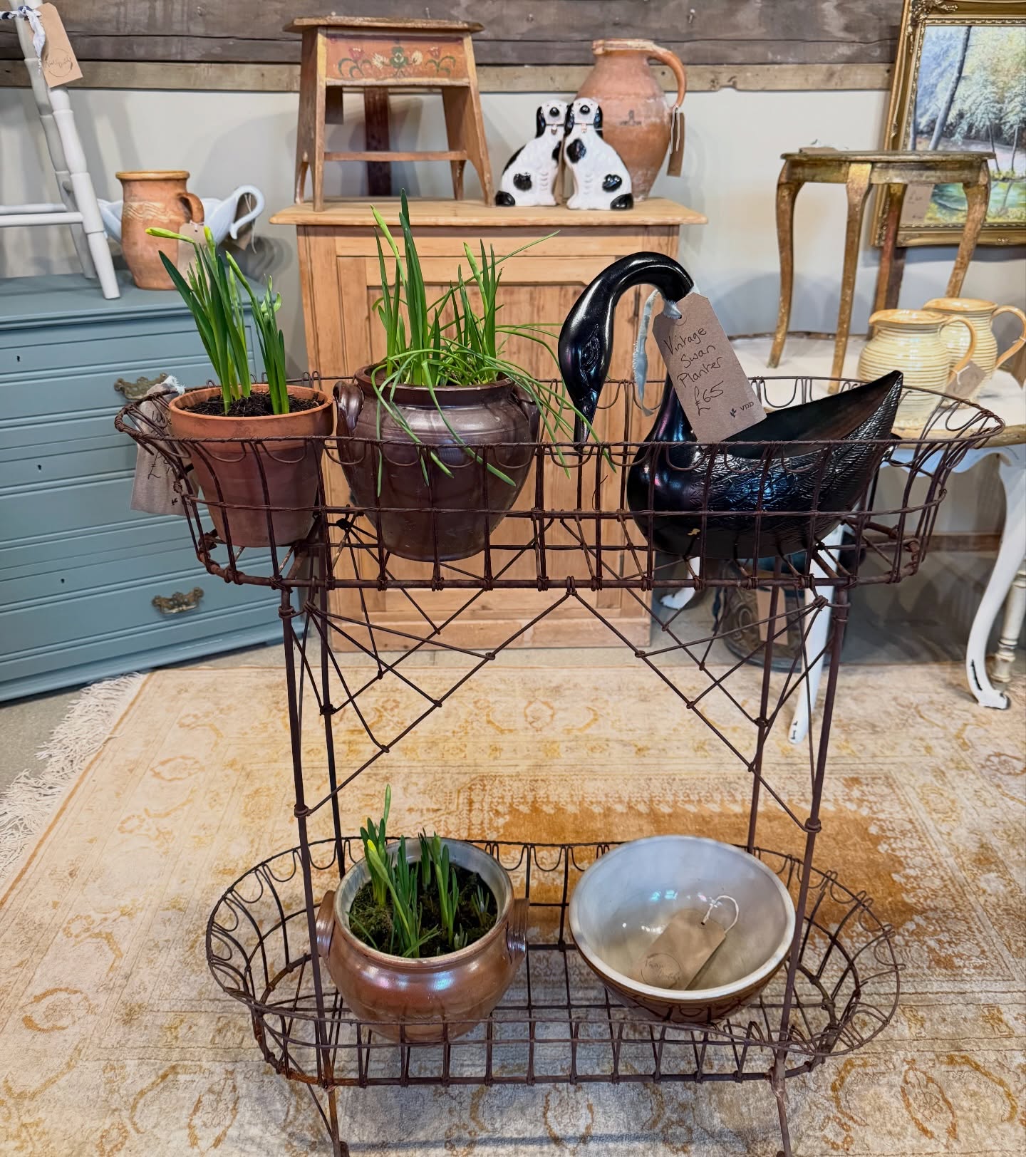 We’d love to introduce you to @vintagedoodahs, who have just snuggled into a beautiful new space in The Loft.
They bring a lovely rustic style, filled with characterful furniture and home décor.
(@marta_at_the_mill was in this space but has moved to a bigger unit downstairs - we will show you her new pitch later this week).
#vintage #interiors #homedecor #newdealer #welcome
www.theantiquevillage.co.uk