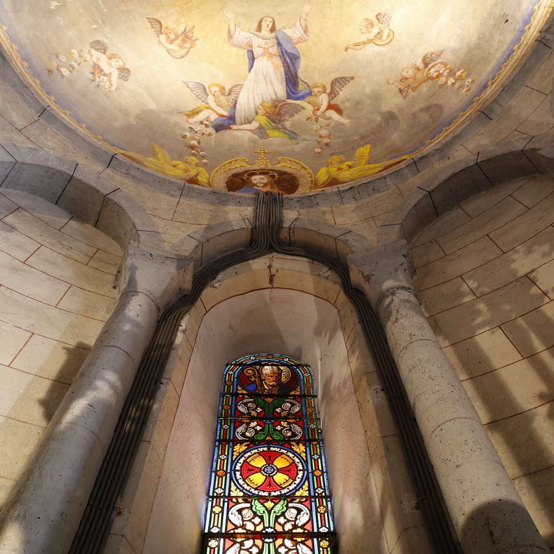 ⛪ Unique décor visible aujourd’hui est la peinture de la voûte du chœur représentant le Christ. Les récentes analyses stratigraphiques nous dévoilent une succession de décors remontant pour les chapelles latérales au Moyen-âge que les travaux de restauration s’attacheront à révéler.
#décoration #église #christ #choeur #intérieur #restauration #sainteanastasie #cantal #adesa #patrimoinefrancais