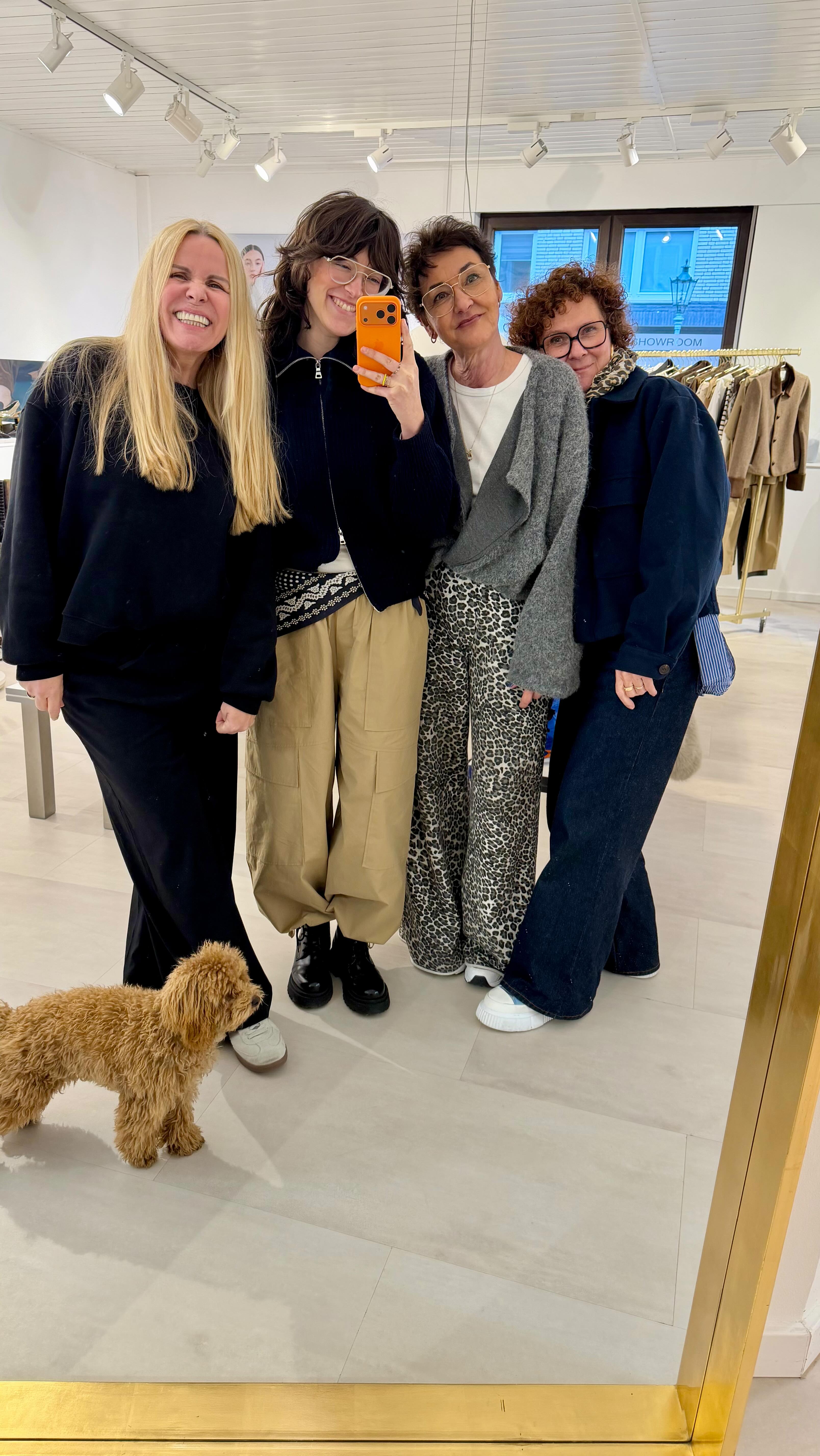 Bist Du bereit für 59 Sekunden geballte good vibes?
Gestern hat das Freudenhaus Team aus Solingen unseren Showroom komplett übernommen. 🖤
Mit voller Energie, ganz viel Freude und richtig viel Spaß wurde die Kollektion von Sofie Schnoor & Studio Amaya und Yasu for Beanie-Lovers Herbst 2026 geordert und wie man sieht: die Outfits sprechen doch einfach für sich. 💃
Danke von Herzen liebe Petra, liebe Joana, liebe Katja für eure Zeit, eure Energie und das süße Geburtstagsgeschenk: ich habe mich riesig gefreut 🎁
Zur Info an unsere Kunden & Interessenten: Die Orderrunde läuft noch bis 20. Februar 2026 bei uns im Showroom in Düsseldorf oder via FaceTime für eure Lieblingslooks 📲
Liebste Grüße,
Eure Carmen
_____________
Willkommen bei Carmen Fischer Agents,
Wir sind eure Vertriebsagentur für Mode, Schmuck, Accessoires und Schuhe, mitten im wunderschönen Lorettoviertel von Düsseldorf.
In unserem Showroom treffen Trends auf angesagte Styles. Hier präsentieren wir die neuesten Fashion-Kollektionen, trendigen Schmuck und inspirierende Marken.
Unser Fokus liegt darauf, innovative Labels mit Händlern und Einkäufern zu vernetzen und spannende Kollektionen erlebbar zu machen.
📍 Standort: Düsseldorf
👗 Kategorien: Fashion, Schmuck, Accessoires, Schuhe
🤝 Ansprechpartner: Händler & Einkäufer
Entdeckt mit uns die aktuellsten Modetrends und besonderen Highlights. Meldet euch gerne für weitere Infos oder bucht euren Termin direkt mit dem Link in unserer Bio.
_____________
#modeagentur #carmenfischeragents