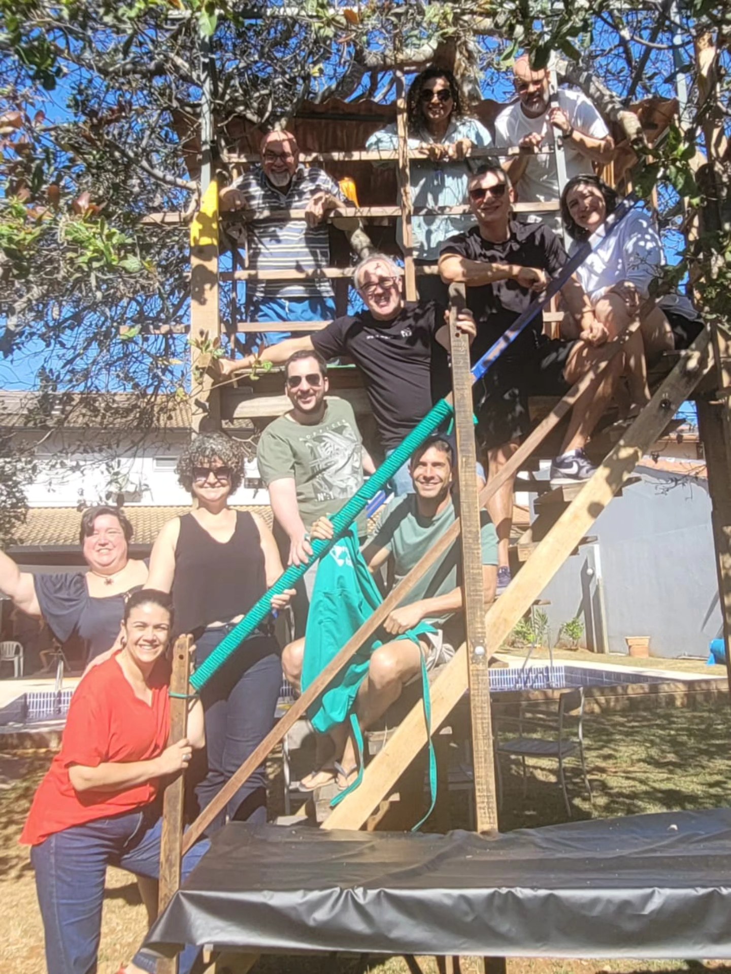 💚 Nosso primeiro encontro dos alunos da Era o que Faltava rolou neste domingo e foi lindo rever rostos tão familiares por perto novamente, dessa vez num ambiente de total descontração e confraternização! 🎉
Nossos cursos acabaram criando uma comunidade de entusiastas das artes manuais que troca ideias, tira duvidas e compartilha suas criações a todo momento no grupo que temos dos ex-alunos lá no whatsapp. E como toda boa comunidade, aos poucos a gente vai desenvolvendo laços com as pessoas que a gente vem interagindo. Até que um dia essa relação extrapola o mundo virtual e vem para o mundo real, e assim nasce nosso primeiro encontro!! 🎆
Nossos agradecimento à iniciativa de um dos nossos alunos, o José, que não só deu a ideia e disponibilizou a casa para que nosso encontro pudesse acontecer, mas também cuidou de toda a logística de um belo churrasco em clima muito familiar em sua casa. Muito obrigado mesmo! 🫱🏽🫲🏽
Foi um prazer poder estar presente entre alunos de varias épocas ao longo da nossa caminhada, desde a primeira turma há 5 anos atrás até as mais recentes. Tenho certeza que nossos papos vão ficar ainda mais agradáveis e divertidos lá no nosso grupo! 😍
E como tudo que é bom deve continuar, não tenho duvidas de que teremos outros encontros e oportunidades de reunir mais e mais adeptos dessa nossa comunidade trazendo pro mundo real essa relação de comum interesse e camaradagem que levamos la no nosso grupo!
Obrigado a todos os nossos alunos e alunos por fazer parte da nossa história!!! 🫶🏽
#eraoquefaltava #encontrodosalunos #cursodemarcenaria #cursodesoldagem #escolademarcenaria