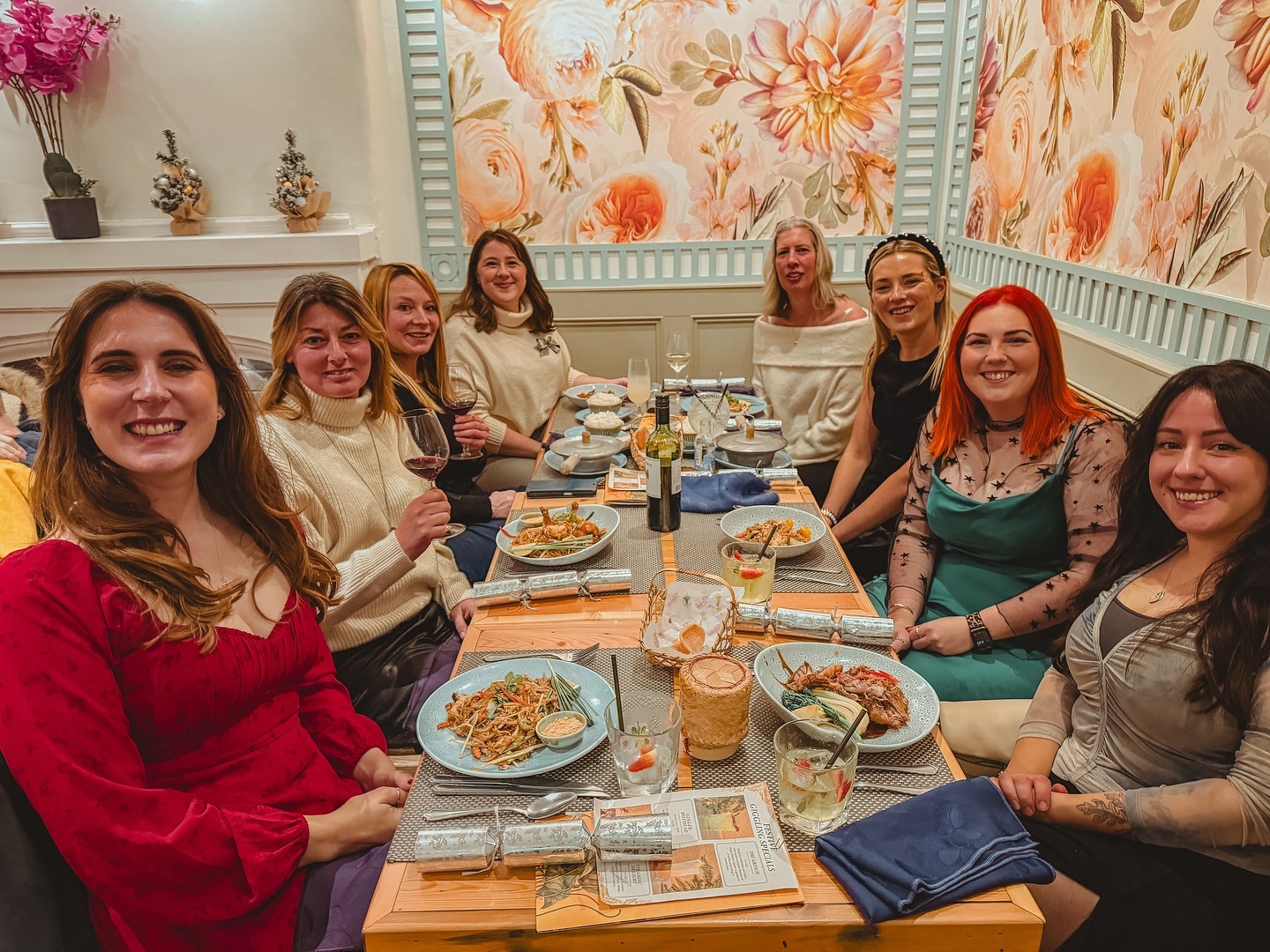 who said you can’t have a christmas meal if you’re self employed? 💁🏼♀️ was so lovely to spend some time with fellow dog walkers. no need for competition when it can be like this 🫶🏻.
.
.
.
#dog_features #dogsofinstaworld #dogs_of_instagram #dogoftheday #dogsofinstagram #dogstagram #doglover #dog #dogs #doggy #doggo #doge #doggies #doggie #cute #dogwalker #dogwalking #norwichdogwalker #dogwalkernorwich #norwich #norfolk #dogpark