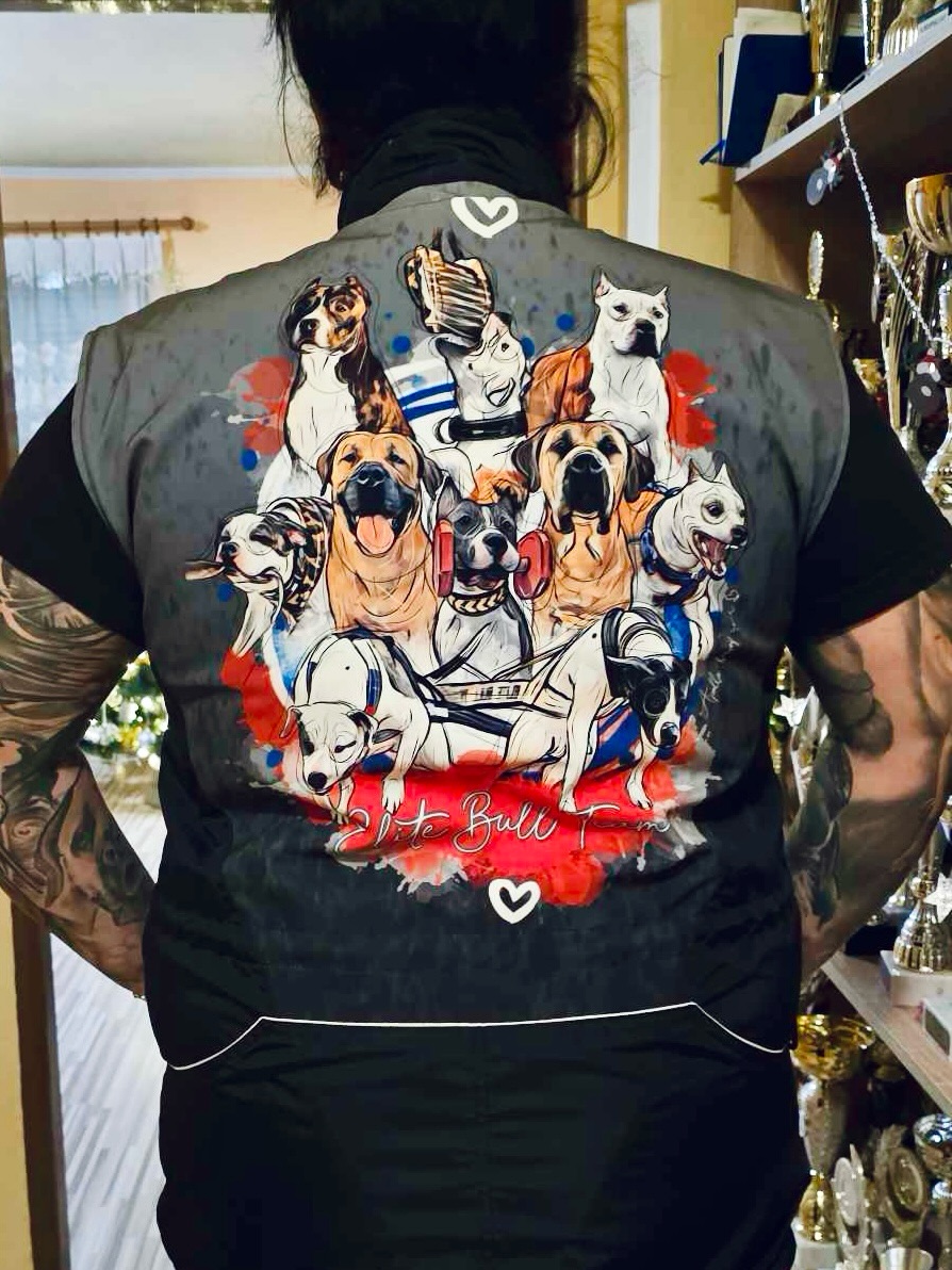 A pamatuje někdo tenhle projekt? ❤️ po 2 letech jsme se opět spojili a aktuálně tvořím pro @elitebullteam novou sadu log, už teď se těším, až vám všechny ukážu! A jestli došlo k obměně smečky? 🐾
Logo pro vlastní tisk / použití si můžeš objednat i ty, napiš mi 💌
#dogart #boerboel #pitbul #staford #amstaff