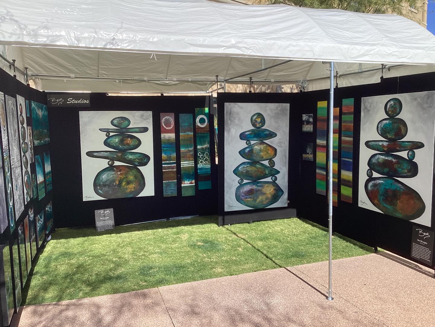 New series alert! Come explore the intricate textures in my latest artworks! What catches your eye? @thunderbirdartists Scottsdale Waterfront. #texture #bearsnewwork #buyfromartists #scottsdale
Booth 28