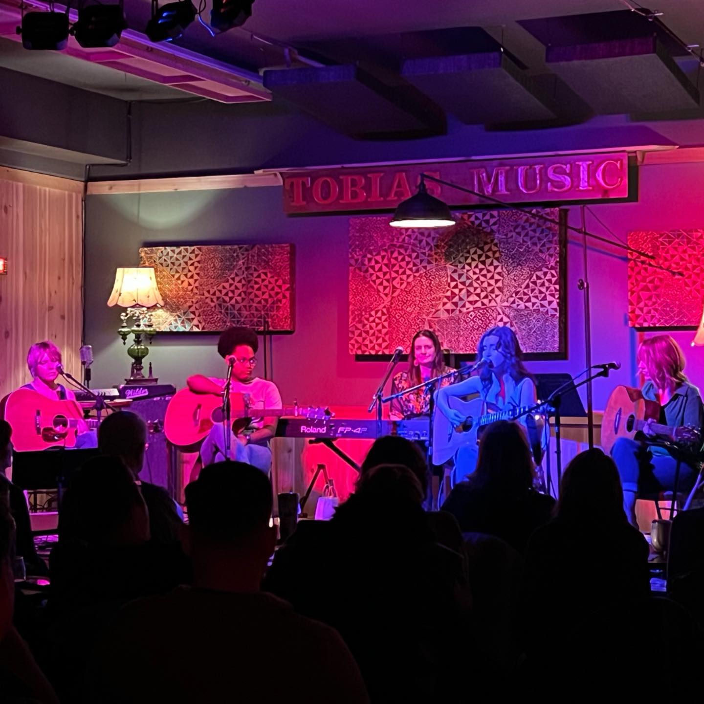 Thanks to everyone who came out to our “Songwriters in the Round”’show last night. What a show 🤩 🤩 🤩 @tobiasmusicguitars @shannonbakermusic @kaylamaejackson @jaecrossmusic @skoklys1 #songwriters