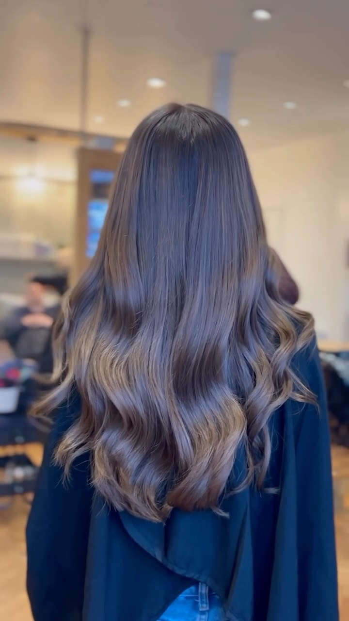 Trust the process. The results will thank you. 🪄
Want to know what a reverse balayage looks like?
👆🏻
Want to know more?
Book your free consultation with our talented stylists who will recommend and guide you to the perfect colour.
Hand crafted by our stylist Alicia
#blondetobrunette
#reversebalayage
#brunette