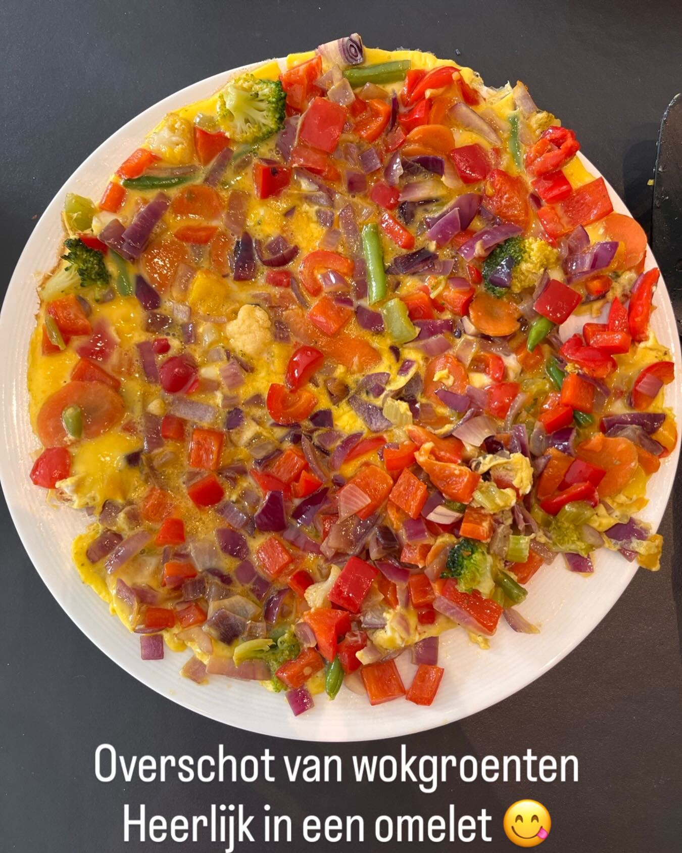 Gisteren aten wij wok met kip. Maar er waren nog wat wokgroenten over. Te weinig om nogmaals van te eten, jammer om weg te gooien..
Dus bakte ik vanmorgen deze lekkere omelet.. Heerlijk.. zo zie je maar, gezonde voeding is soms gewoon makkelijk 😉. Welke “overschotjes” tover jij om tot een gezonde maaltijd? Let is know !