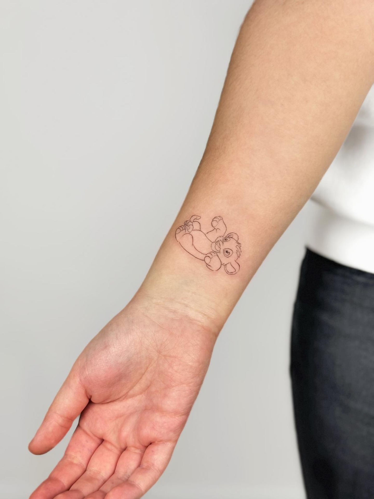 Ein kleiner Tiger mit grosser Wirkung.
Verspielt, fein und mit viel Liebe gestochen. 🐯✨
Gestochen von @ink.by.leonie
#TattooGardenAarau #FineLineTattoo #MiniTattoo #TigerTattoo #leonietatts